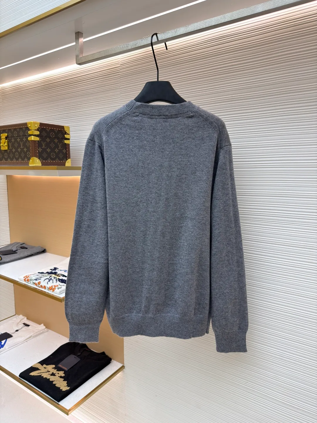 Burberry embroidered crew neck sweater ●Original version: Purchased and developed by 3631 ●Item number: 1681779-B25 ●Fabric: wool blended fabric ●Technology: Knitted production ●Color: gray ●Version: Fitted version ●Weight: about 455 grams ●Size: S-M-L-XL ●Description: Cashmere is the main material that dominates the feel, warmth and lightness of the fabric, while providing an unparalleled wearing experience. A small amount of polyamide and Lycra are added to enhance the overall durability and pilling resistance. An invisible support network is woven into the soft cashmere, and it also has a certain amount of elasticity to better fit the curves of the human body and allow it to be retracted and retracted freely. The ribbed decorative parts of the collar and cuffs are made of blended fabrics of the same proportion, which further enhances the texture and wearing experience. Due to the characteristics of the sweater fabric, it is stretched just right when stretching the frame, and then a hot-melt liner is used under the wool fabric piece to provide it with a certain temporary stable support to prevent it from shrinking after removal, causing pattern distortion, wrinkles and stitch dents. The high-precision calculation program system of the computer embroidery machine controls the movement of the embroidery frame in the X/Y direction, while the needle shuttles up and down, embroidering according to the set path, automatically completing thread trimming, thread jumping and other actions to form a stitch track, automatically adjusting the upper and lower thread tension to ensure that the stitches are smooth and free of floating threads, forming a war horse pattern with an error of ±0.1mm. Add detergent and preliminarily rinse the bulk goods at a water temperature of about 35 degrees to remove impurities during the production process, and then use protease to gently digest the hairiness on the surface to reduce the tendency of pilling from the root, improve the hand feel, retain softness, and eliminate irritation. Finally, after dehydration and drying, the dimensional and shape stability is improved. The overall wiring is straight and delicate, the fabric is comfortable and soft, and the color is consistent without color difference. It can be matched with the same style to create a fashionable look and control various occasions. Customized accessories, complete with three standards, same style for men and women!