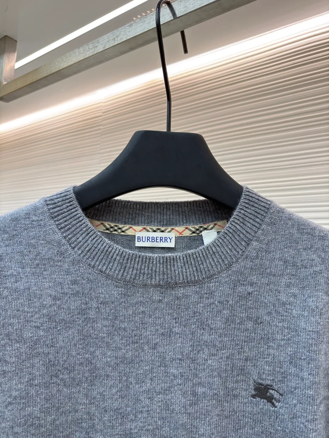 Burberry embroidered crew neck sweater ●Original version: Purchased and developed by 3631 ●Item number: 1681779-B25 ●Fabric: wool blended fabric ●Technology: Knitted production ●Color: gray ●Version: Fitted version ●Weight: about 455 grams ●Size: S-M-L-XL ●Description: Cashmere is the main material that dominates the feel, warmth and lightness of the fabric, while providing an unparalleled wearing experience. A small amount of polyamide and Lycra are added to enhance the overall durability and pilling resistance. An invisible support network is woven into the soft cashmere, and it also has a certain amount of elasticity to better fit the curves of the human body and allow it to be retracted and retracted freely. The ribbed decorative parts of the collar and cuffs are made of blended fabrics of the same proportion, which further enhances the texture and wearing experience. Due to the characteristics of the sweater fabric, it is stretched just right when stretching the frame, and then a hot-melt liner is used under the wool fabric piece to provide it with a certain temporary stable support to prevent it from shrinking after removal, causing pattern distortion, wrinkles and stitch dents. The high-precision calculation program system of the computer embroidery machine controls the movement of the embroidery frame in the X/Y direction, while the needle shuttles up and down, embroidering according to the set path, automatically completing thread trimming, thread jumping and other actions to form a stitch track, automatically adjusting the upper and lower thread tension to ensure that the stitches are smooth and free of floating threads, forming a war horse pattern with an error of ±0.1mm. Add detergent and preliminarily rinse the bulk goods at a water temperature of about 35 degrees to remove impurities during the production process, and then use protease to gently digest the hairiness on the surface to reduce the tendency of pilling from the root, improve the hand feel, retain softness, and eliminate irritation. Finally, after dehydration and drying, the dimensional and shape stability is improved. The overall wiring is straight and delicate, the fabric is comfortable and soft, and the color is consistent without color difference. It can be matched with the same style to create a fashionable look and control various occasions. Customized accessories, complete with three standards, same style for men and women!