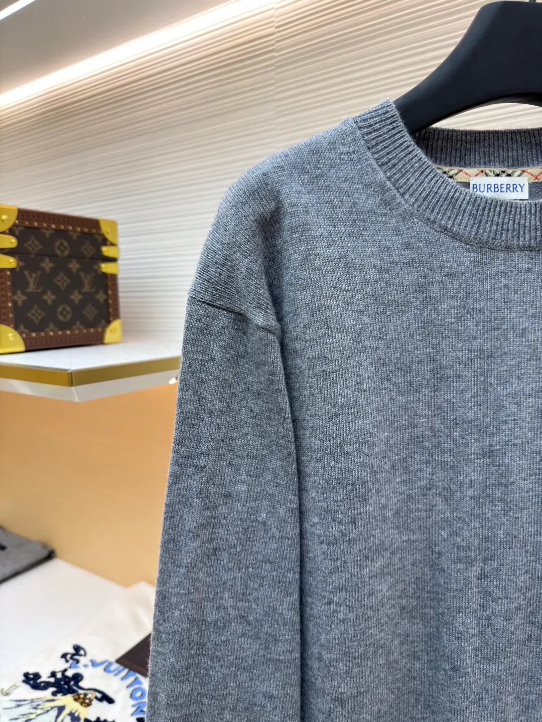 Burberry embroidered crew neck sweater ●Original version: Purchased and developed by 3631 ●Item number: 1681779-B25 ●Fabric: wool blended fabric ●Technology: Knitted production ●Color: gray ●Version: Fitted version ●Weight: about 455 grams ●Size: S-M-L-XL ●Description: Cashmere is the main material that dominates the feel, warmth and lightness of the fabric, while providing an unparalleled wearing experience. A small amount of polyamide and Lycra are added to enhance the overall durability and pilling resistance. An invisible support network is woven into the soft cashmere, and it also has a certain amount of elasticity to better fit the curves of the human body and allow it to be retracted and retracted freely. The ribbed decorative parts of the collar and cuffs are made of blended fabrics of the same proportion, which further enhances the texture and wearing experience. Due to the characteristics of the sweater fabric, it is stretched just right when stretching the frame, and then a hot-melt liner is used under the wool fabric piece to provide it with a certain temporary stable support to prevent it from shrinking after removal, causing pattern distortion, wrinkles and stitch dents. The high-precision calculation program system of the computer embroidery machine controls the movement of the embroidery frame in the X/Y direction, while the needle shuttles up and down, embroidering according to the set path, automatically completing thread trimming, thread jumping and other actions to form a stitch track, automatically adjusting the upper and lower thread tension to ensure that the stitches are smooth and free of floating threads, forming a war horse pattern with an error of ±0.1mm. Add detergent and preliminarily rinse the bulk goods at a water temperature of about 35 degrees to remove impurities during the production process, and then use protease to gently digest the hairiness on the surface to reduce the tendency of pilling from the root, improve the hand feel, retain softness, and eliminate irritation. Finally, after dehydration and drying, the dimensional and shape stability is improved. The overall wiring is straight and delicate, the fabric is comfortable and soft, and the color is consistent without color difference. It can be matched with the same style to create a fashionable look and control various occasions. Customized accessories, complete with three standards, same style for men and women!