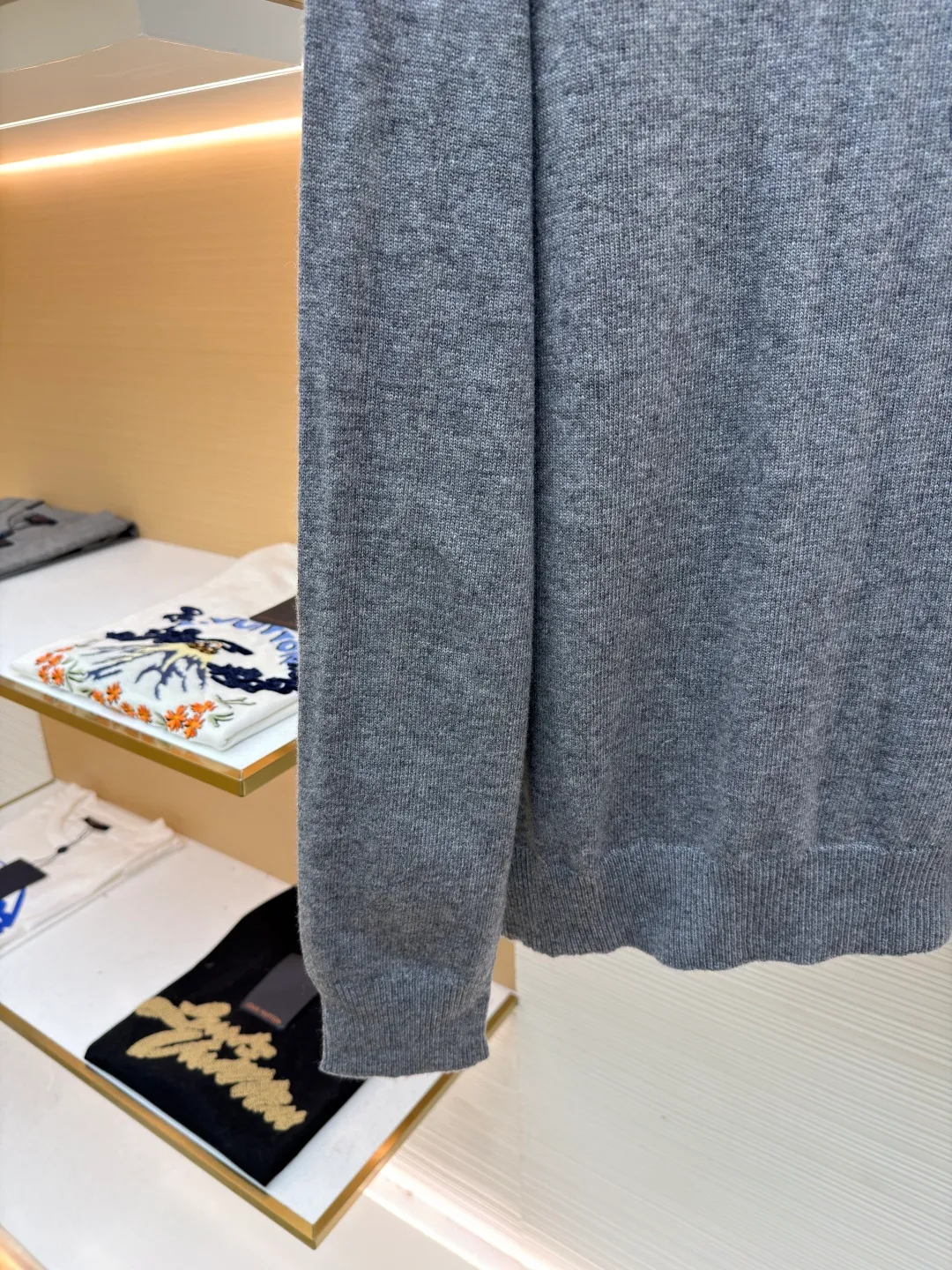 Burberry embroidered crew neck sweater ●Original version: Purchased and developed by 3631 ●Item number: 1681779-B25 ●Fabric: wool blended fabric ●Technology: Knitted production ●Color: gray ●Version: Fitted version ●Weight: about 455 grams ●Size: S-M-L-XL ●Description: Cashmere is the main material that dominates the feel, warmth and lightness of the fabric, while providing an unparalleled wearing experience. A small amount of polyamide and Lycra are added to enhance the overall durability and pilling resistance. An invisible support network is woven into the soft cashmere, and it also has a certain amount of elasticity to better fit the curves of the human body and allow it to be retracted and retracted freely. The ribbed decorative parts of the collar and cuffs are made of blended fabrics of the same proportion, which further enhances the texture and wearing experience. Due to the characteristics of the sweater fabric, it is stretched just right when stretching the frame, and then a hot-melt liner is used under the wool fabric piece to provide it with a certain temporary stable support to prevent it from shrinking after removal, causing pattern distortion, wrinkles and stitch dents. The high-precision calculation program system of the computer embroidery machine controls the movement of the embroidery frame in the X/Y direction, while the needle shuttles up and down, embroidering according to the set path, automatically completing thread trimming, thread jumping and other actions to form a stitch track, automatically adjusting the upper and lower thread tension to ensure that the stitches are smooth and free of floating threads, forming a war horse pattern with an error of ±0.1mm. Add detergent and preliminarily rinse the bulk goods at a water temperature of about 35 degrees to remove impurities during the production process, and then use protease to gently digest the hairiness on the surface to reduce the tendency of pilling from the root, improve the hand feel, retain softness, and eliminate irritation. Finally, after dehydration and drying, the dimensional and shape stability is improved. The overall wiring is straight and delicate, the fabric is comfortable and soft, and the color is consistent without color difference. It can be matched with the same style to create a fashionable look and control various occasions. Customized accessories, complete with three standards, same style for men and women!