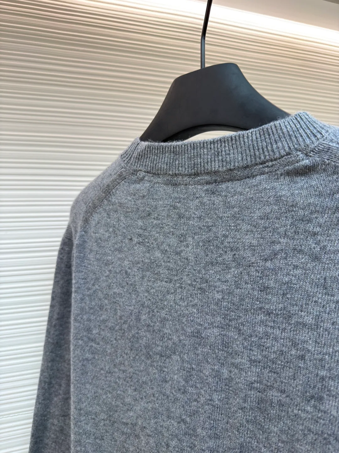 Burberry embroidered crew neck sweater ●Original version: Purchased and developed by 3631 ●Item number: 1681779-B25 ●Fabric: wool blended fabric ●Technology: Knitted production ●Color: gray ●Version: Fitted version ●Weight: about 455 grams ●Size: S-M-L-XL ●Description: Cashmere is the main material that dominates the feel, warmth and lightness of the fabric, while providing an unparalleled wearing experience. A small amount of polyamide and Lycra are added to enhance the overall durability and pilling resistance. An invisible support network is woven into the soft cashmere, and it also has a certain amount of elasticity to better fit the curves of the human body and allow it to be retracted and retracted freely. The ribbed decorative parts of the collar and cuffs are made of blended fabrics of the same proportion, which further enhances the texture and wearing experience. Due to the characteristics of the sweater fabric, it is stretched just right when stretching the frame, and then a hot-melt liner is used under the wool fabric piece to provide it with a certain temporary stable support to prevent it from shrinking after removal, causing pattern distortion, wrinkles and stitch dents. The high-precision calculation program system of the computer embroidery machine controls the movement of the embroidery frame in the X/Y direction, while the needle shuttles up and down, embroidering according to the set path, automatically completing thread trimming, thread jumping and other actions to form a stitch track, automatically adjusting the upper and lower thread tension to ensure that the stitches are smooth and free of floating threads, forming a war horse pattern with an error of ±0.1mm. Add detergent and preliminarily rinse the bulk goods at a water temperature of about 35 degrees to remove impurities during the production process, and then use protease to gently digest the hairiness on the surface to reduce the tendency of pilling from the root, improve the hand feel, retain softness, and eliminate irritation. Finally, after dehydration and drying, the dimensional and shape stability is improved. The overall wiring is straight and delicate, the fabric is comfortable and soft, and the color is consistent without color difference. It can be matched with the same style to create a fashionable look and control various occasions. Customized accessories, complete with three standards, same style for men and women!