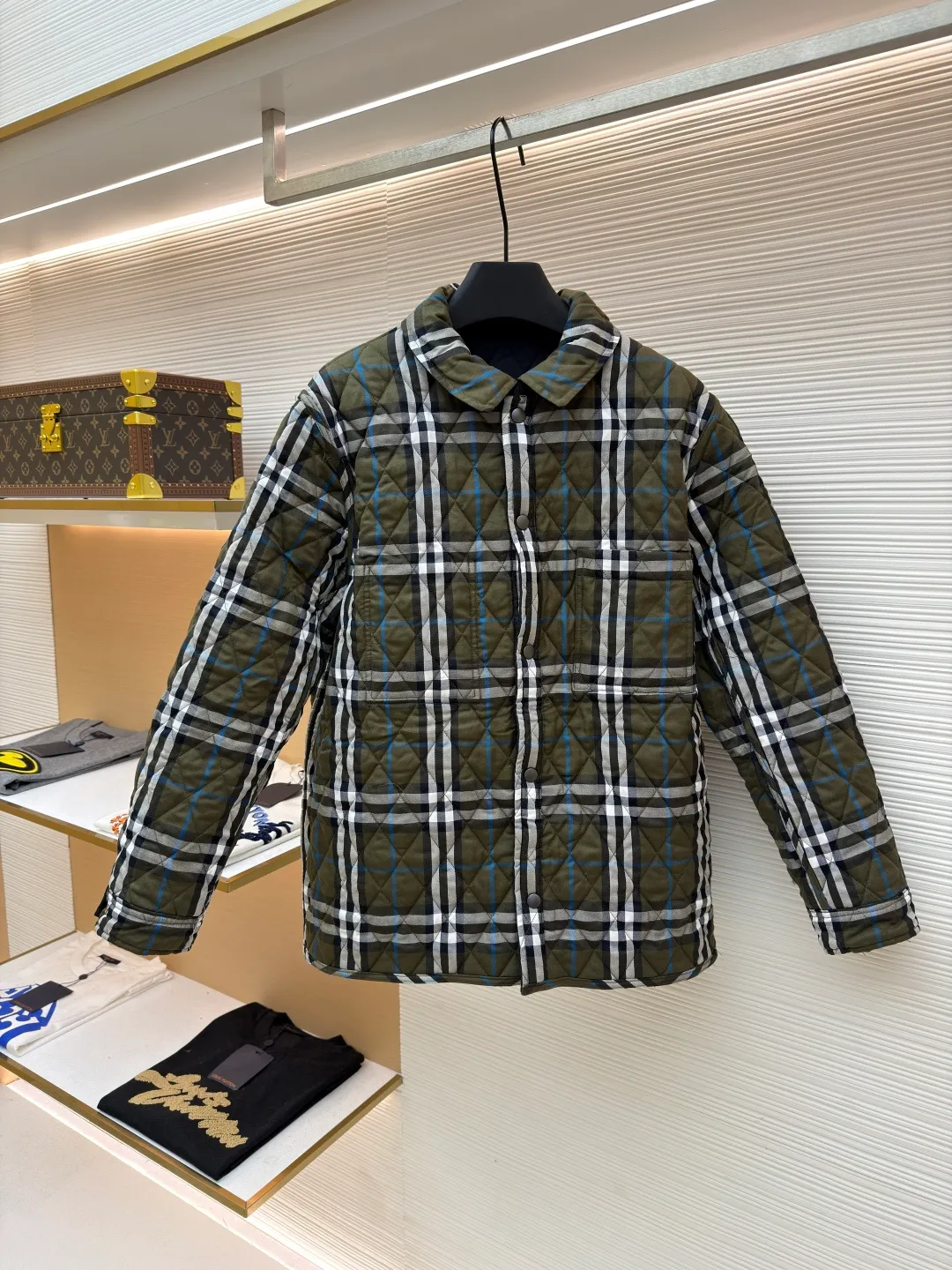 Burberry Reversible Small Collar Quilted Cotton Jacket ●Item No.: 1681636-B90 ●Material: 100% cotton ●Technology: Made on positioning cutting machine ●Color: Black ●Version: Fitted version ●Weight: about 590 grams ●Size: S-M-L-XL-XXL ●Description: This piece of clothing uses diamond quilting technology, and each frame is precisely sewn, which not only makes the overall shape more three-dimensional, but also effectively fixes the filling cotton to ensure warmth and durability.  The front features a classic lapel design and a single-breasted placket, making it easy to open and close and neatly styled. The large pockets on both sides are both practical and enhance the overall sense of hierarchy. The interior is filled with high-quality cotton, which is soft to the touch and warm. The diamond quilting design continues on the back, making the overall style unified. The cuffs and hem are carefully hemmed to reduce friction and wear and extend service life. Looking at the details, the fabric has been treated with water-repellent treatment, and minor water stains can be easily wiped away, making it suitable for various occasions. The overall shape is loose, not flattering on your figure, and comfortable to wear. Whether it is daily commuting or leisure travel, it is a good choice. The overall wiring is straight and delicate, the fabric is comfortable and soft, and the color is consistent without color difference. It can be matched with the same style to create a fashionable look and control various occasions. Customized accessories, complete with three standards, same style for men and women!