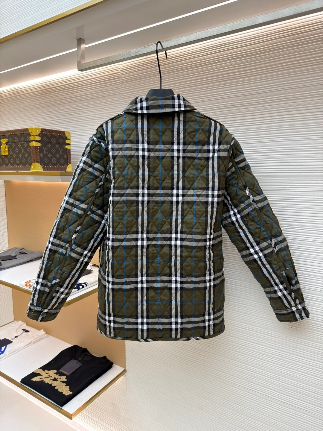 Burberry Reversible Small Collar Quilted Cotton Jacket ●Item No.: 1681636-B90 ●Material: 100% cotton ●Technology: Made on positioning cutting machine ●Color: Black ●Version: Fitted version ●Weight: about 590 grams ●Size: S-M-L-XL-XXL ●Description: This piece of clothing uses diamond quilting technology, and each frame is precisely sewn, which not only makes the overall shape more three-dimensional, but also effectively fixes the filling cotton to ensure warmth and durability.  The front features a classic lapel design and a single-breasted placket, making it easy to open and close and neatly styled. The large pockets on both sides are both practical and enhance the overall sense of hierarchy. The interior is filled with high-quality cotton, which is soft to the touch and warm. The diamond quilting design continues on the back, making the overall style unified. The cuffs and hem are carefully hemmed to reduce friction and wear and extend service life. Looking at the details, the fabric has been treated with water-repellent treatment, and minor water stains can be easily wiped away, making it suitable for various occasions. The overall shape is loose, not flattering on your figure, and comfortable to wear. Whether it is daily commuting or leisure travel, it is a good choice. The overall wiring is straight and delicate, the fabric is comfortable and soft, and the color is consistent without color difference. It can be matched with the same style to create a fashionable look and control various occasions. Customized accessories, complete with three standards, same style for men and women!