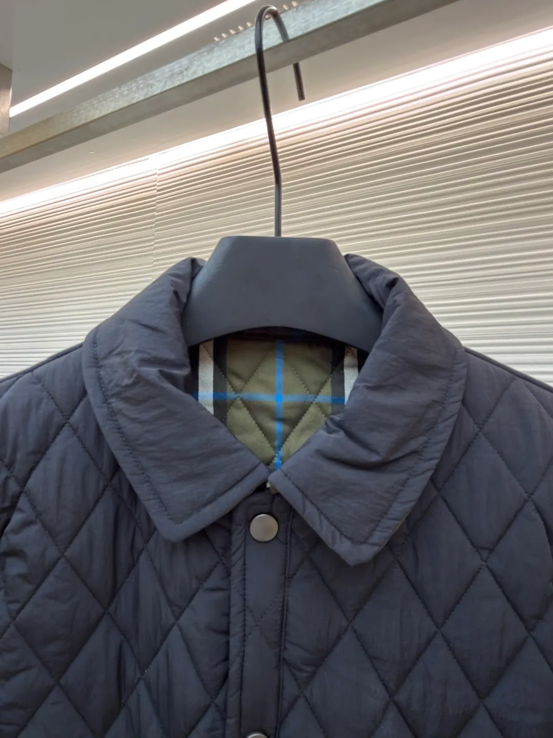 Burberry Reversible Small Collar Quilted Cotton Jacket ●Item No.: 1681636-B90 ●Material: 100% cotton ●Technology: Made on positioning cutting machine ●Color: Black ●Version: Fitted version ●Weight: about 590 grams ●Size: S-M-L-XL-XXL ●Description: This piece of clothing uses diamond quilting technology, and each frame is precisely sewn, which not only makes the overall shape more three-dimensional, but also effectively fixes the filling cotton to ensure warmth and durability.  The front features a classic lapel design and a single-breasted placket, making it easy to open and close and neatly styled. The large pockets on both sides are both practical and enhance the overall sense of hierarchy. The interior is filled with high-quality cotton, which is soft to the touch and warm. The diamond quilting design continues on the back, making the overall style unified. The cuffs and hem are carefully hemmed to reduce friction and wear and extend service life. Looking at the details, the fabric has been treated with water-repellent treatment, and minor water stains can be easily wiped away, making it suitable for various occasions. The overall shape is loose, not flattering on your figure, and comfortable to wear. Whether it is daily commuting or leisure travel, it is a good choice. The overall wiring is straight and delicate, the fabric is comfortable and soft, and the color is consistent without color difference. It can be matched with the same style to create a fashionable look and control various occasions. Customized accessories, complete with three standards, same style for men and women!