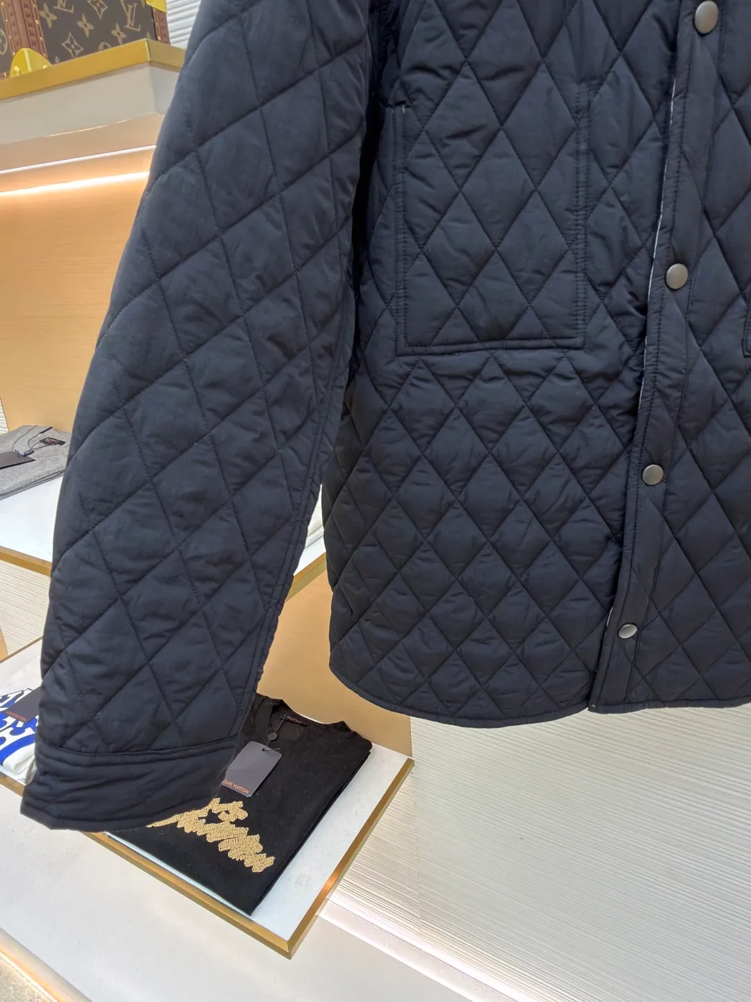 Burberry Reversible Small Collar Quilted Cotton Jacket ●Item No.: 1681636-B90 ●Material: 100% cotton ●Technology: Made on positioning cutting machine ●Color: Black ●Version: Fitted version ●Weight: about 590 grams ●Size: S-M-L-XL-XXL ●Description: This piece of clothing uses diamond quilting technology, and each frame is precisely sewn, which not only makes the overall shape more three-dimensional, but also effectively fixes the filling cotton to ensure warmth and durability.  The front features a classic lapel design and a single-breasted placket, making it easy to open and close and neatly styled. The large pockets on both sides are both practical and enhance the overall sense of hierarchy. The interior is filled with high-quality cotton, which is soft to the touch and warm. The diamond quilting design continues on the back, making the overall style unified. The cuffs and hem are carefully hemmed to reduce friction and wear and extend service life. Looking at the details, the fabric has been treated with water-repellent treatment, and minor water stains can be easily wiped away, making it suitable for various occasions. The overall shape is loose, not flattering on your figure, and comfortable to wear. Whether it is daily commuting or leisure travel, it is a good choice. The overall wiring is straight and delicate, the fabric is comfortable and soft, and the color is consistent without color difference. It can be matched with the same style to create a fashionable look and control various occasions. Customized accessories, complete with three standards, same style for men and women!