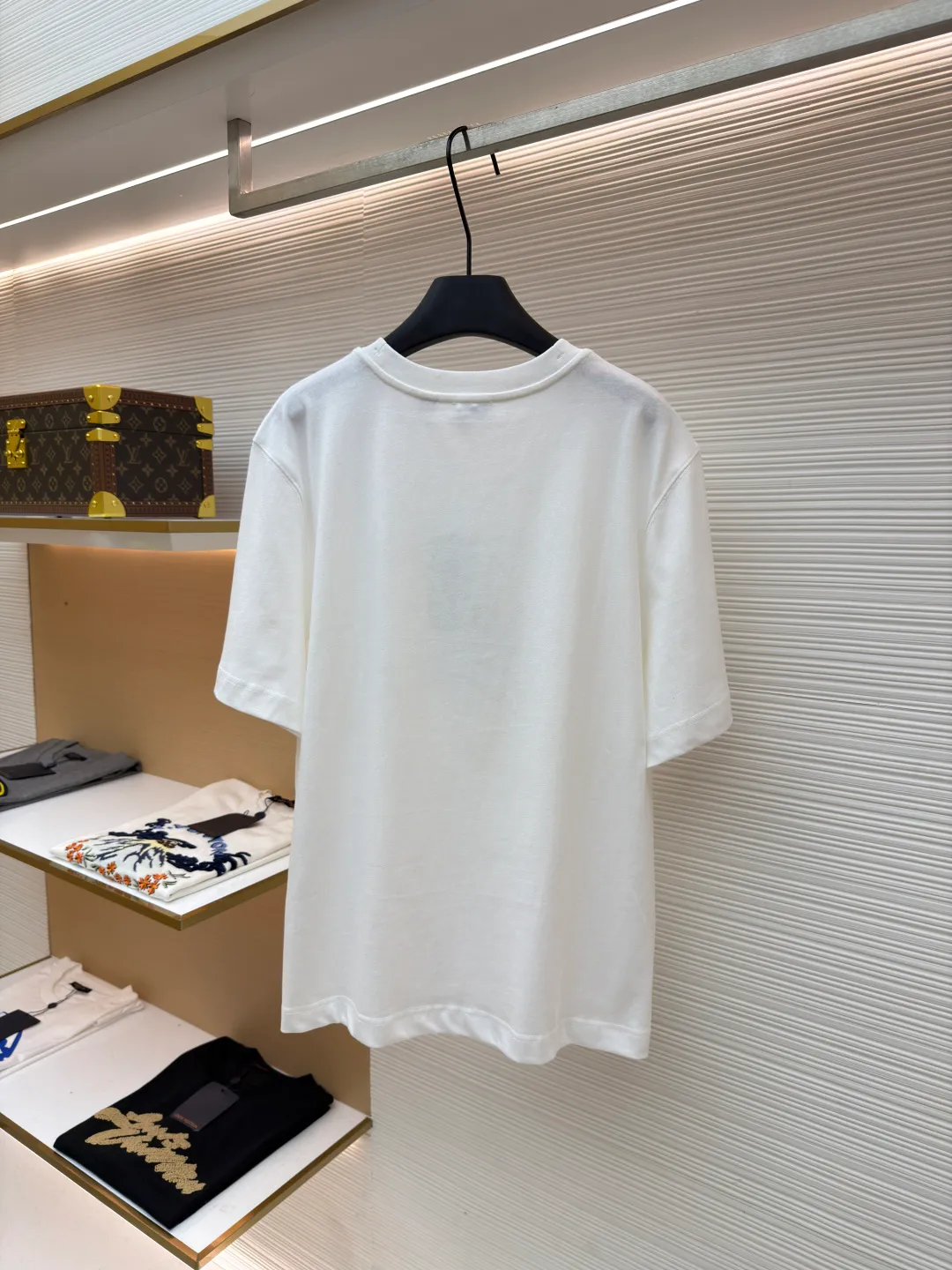 Burberry Thin Line War Horse Embroidery Round Neck Short Sleeve ●Original version: Purchased and developed for 3250 ●Item number: 1681453-X85 ●Fabric: pure cotton fabric ●Technology: embroidery production ●Color: black ●Version: fitted version ●Weight: about 275 grams ●Size: S-M-L-XL ●Description: This T-shirt is made of high-quality pure cotton fabric, which is skin-friendly and breathable. The black and off-white tones are classic and versatile. The brand knight logo on the front adopts precision embroidery technology. The silk thread is rich in color, the stitching is delicate and three-dimensional, and the pattern is rich in layers, highlighting the high brand recognition. The round neck structure is processed by overlocking technology, and the neckline fits the neck and is not easily deformed. The body of the garment is sewn using industrial-grade flat stitching technology. The stitches are smooth and even, and the stitches at the hem and cuffs are fine and firm. From the selection of pure cotton fabrics to the control of embroidery details, every process reflects Burberry's pursuit of craft precision and classic style. It not only retains the daily practicality of the T-shirt, but also demonstrates the brand's light luxury recognition through exquisite embroidery. It is a fusion of casual style and exquisite craftsmanship. The overall wiring is straight and delicate, the fabric is comfortable and soft, and the color is consistent without color difference. It can be matched with the same style to create a fashionable look and control various occasions. Customized accessories, complete with three standards, same style for men and women!