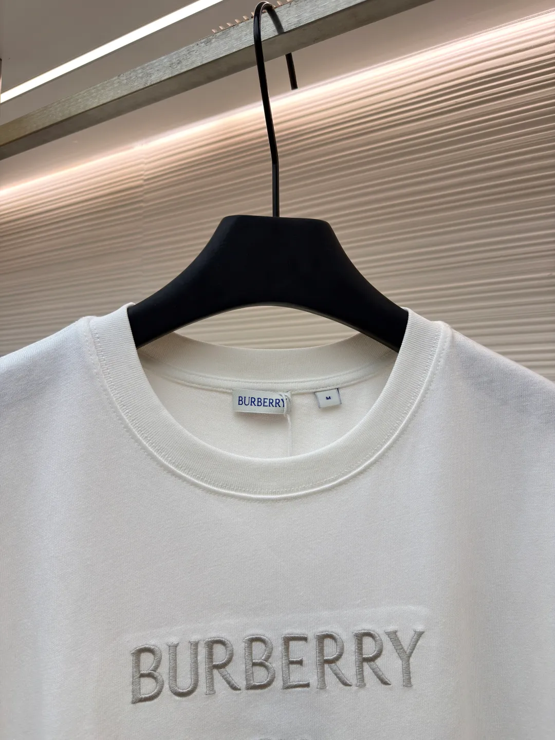 Burberry Thin Line War Horse Embroidery Round Neck Short Sleeve ●Original version: Purchased and developed for 3250 ●Item number: 1681453-X85 ●Fabric: pure cotton fabric ●Technology: embroidery production ●Color: black ●Version: fitted version ●Weight: about 275 grams ●Size: S-M-L-XL ●Description: This T-shirt is made of high-quality pure cotton fabric, which is skin-friendly and breathable. The black and off-white tones are classic and versatile. The brand knight logo on the front adopts precision embroidery technology. The silk thread is rich in color, the stitching is delicate and three-dimensional, and the pattern is rich in layers, highlighting the high brand recognition. The round neck structure is processed by overlocking technology, and the neckline fits the neck and is not easily deformed. The body of the garment is sewn using industrial-grade flat stitching technology. The stitches are smooth and even, and the stitches at the hem and cuffs are fine and firm. From the selection of pure cotton fabrics to the control of embroidery details, every process reflects Burberry's pursuit of craft precision and classic style. It not only retains the daily practicality of the T-shirt, but also demonstrates the brand's light luxury recognition through exquisite embroidery. It is a fusion of casual style and exquisite craftsmanship. The overall wiring is straight and delicate, the fabric is comfortable and soft, and the color is consistent without color difference. It can be matched with the same style to create a fashionable look and control various occasions. Customized accessories, complete with three standards, same style for men and women!