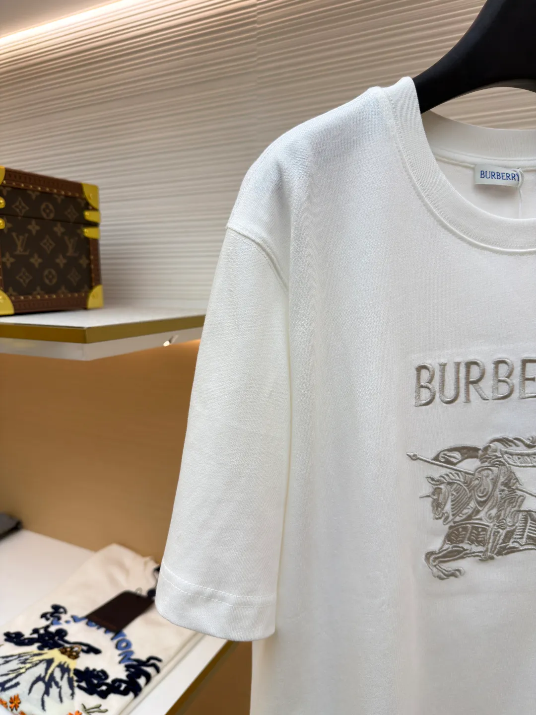 Burberry Thin Line War Horse Embroidery Round Neck Short Sleeve ●Original version: Purchased and developed for 3250 ●Item number: 1681453-X85 ●Fabric: pure cotton fabric ●Technology: embroidery production ●Color: black ●Version: fitted version ●Weight: about 275 grams ●Size: S-M-L-XL ●Description: This T-shirt is made of high-quality pure cotton fabric, which is skin-friendly and breathable. The black and off-white tones are classic and versatile. The brand knight logo on the front adopts precision embroidery technology. The silk thread is rich in color, the stitching is delicate and three-dimensional, and the pattern is rich in layers, highlighting the high brand recognition. The round neck structure is processed by overlocking technology, and the neckline fits the neck and is not easily deformed. The body of the garment is sewn using industrial-grade flat stitching technology. The stitches are smooth and even, and the stitches at the hem and cuffs are fine and firm. From the selection of pure cotton fabrics to the control of embroidery details, every process reflects Burberry's pursuit of craft precision and classic style. It not only retains the daily practicality of the T-shirt, but also demonstrates the brand's light luxury recognition through exquisite embroidery. It is a fusion of casual style and exquisite craftsmanship. The overall wiring is straight and delicate, the fabric is comfortable and soft, and the color is consistent without color difference. It can be matched with the same style to create a fashionable look and control various occasions. Customized accessories, complete with three standards, same style for men and women!