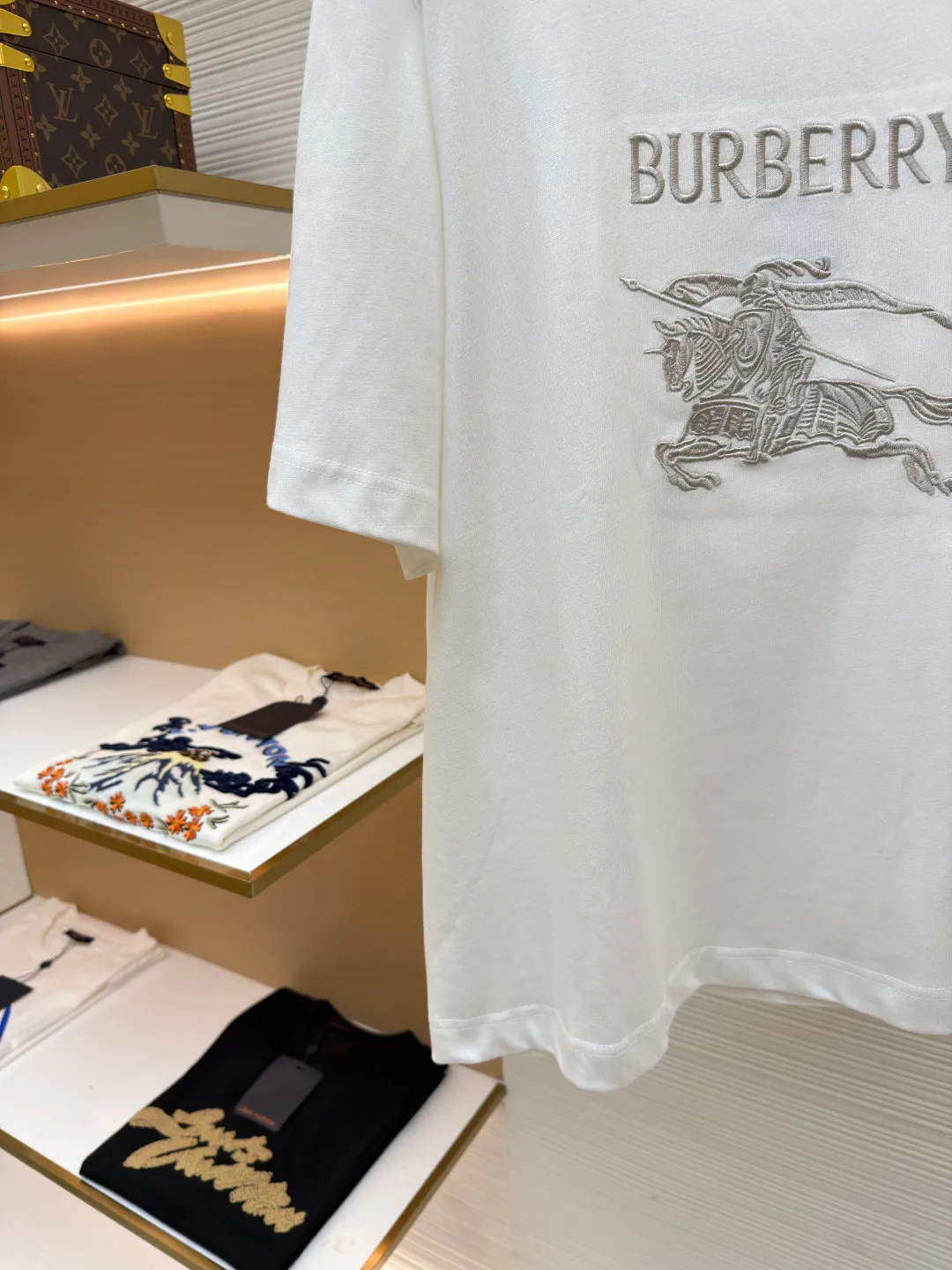 Burberry Thin Line War Horse Embroidery Round Neck Short Sleeve ●Original version: Purchased and developed for 3250 ●Item number: 1681453-X85 ●Fabric: pure cotton fabric ●Technology: embroidery production ●Color: black ●Version: fitted version ●Weight: about 275 grams ●Size: S-M-L-XL ●Description: This T-shirt is made of high-quality pure cotton fabric, which is skin-friendly and breathable. The black and off-white tones are classic and versatile. The brand knight logo on the front adopts precision embroidery technology. The silk thread is rich in color, the stitching is delicate and three-dimensional, and the pattern is rich in layers, highlighting the high brand recognition. The round neck structure is processed by overlocking technology, and the neckline fits the neck and is not easily deformed. The body of the garment is sewn using industrial-grade flat stitching technology. The stitches are smooth and even, and the stitches at the hem and cuffs are fine and firm. From the selection of pure cotton fabrics to the control of embroidery details, every process reflects Burberry's pursuit of craft precision and classic style. It not only retains the daily practicality of the T-shirt, but also demonstrates the brand's light luxury recognition through exquisite embroidery. It is a fusion of casual style and exquisite craftsmanship. The overall wiring is straight and delicate, the fabric is comfortable and soft, and the color is consistent without color difference. It can be matched with the same style to create a fashionable look and control various occasions. Customized accessories, complete with three standards, same style for men and women!