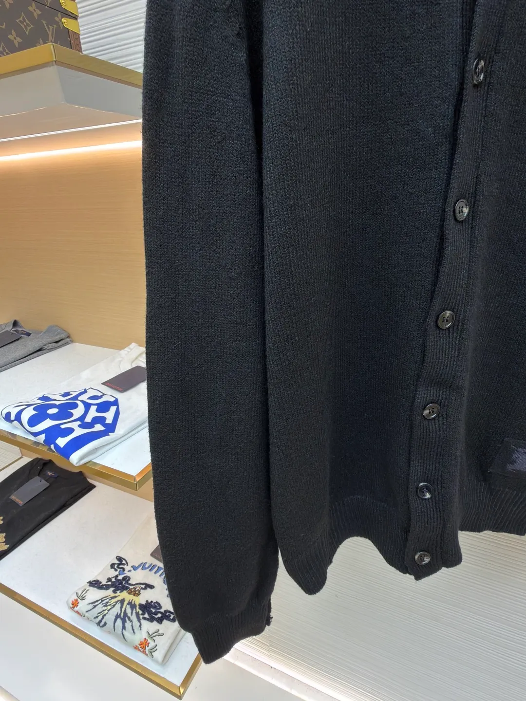 Burberry lapel rib knitted cashmere sweater ●Original version: purchased and developed by 11575 ●Item number: 1682226-B15 ●Fabric: wool blended fabric ●Technology: knitted ●Color: black ●Version: fitted version ●Weight: about 600 grams ●Size: S-M-L-XL ●Description: This black knitted cardigan is knitted with high-count worsted wool yarn. The main body is built using four-flat stitch technology, which gives the fabric good elasticity and shapeability, while forming a fine and tight texture. The ribbed lapel weaving process is used at the neckline, and a combination of different needle types is used to create a crisp collar profile. The rib structure can be freely expanded and contracted according to the wearing status to fit the neck line. The placket adopts inlaid buttonhole technology and is matched with matte resin buttons of the same color. The buttons and the body are fixed by hand-stitching, which is strong and beautiful. The brand logo patch on the lower side of the body is processed by a hot-pressing bonding process and fits seamlessly with the knitted fabric. The overall cut is a slightly loose shoulder-drop version, combined with three-dimensional darting technology, which ensures wearing comfort while creating clean lines. Every knitting node is manually inspected to ensure the uniformity and integrity of the knitted texture. The overall wiring is straight and delicate, the fabric is comfortable and soft, and the color is consistent without color difference. It can be matched with the same style to create a fashionable look and control various occasions. Customized accessories, complete with three standards, same style for men and women!