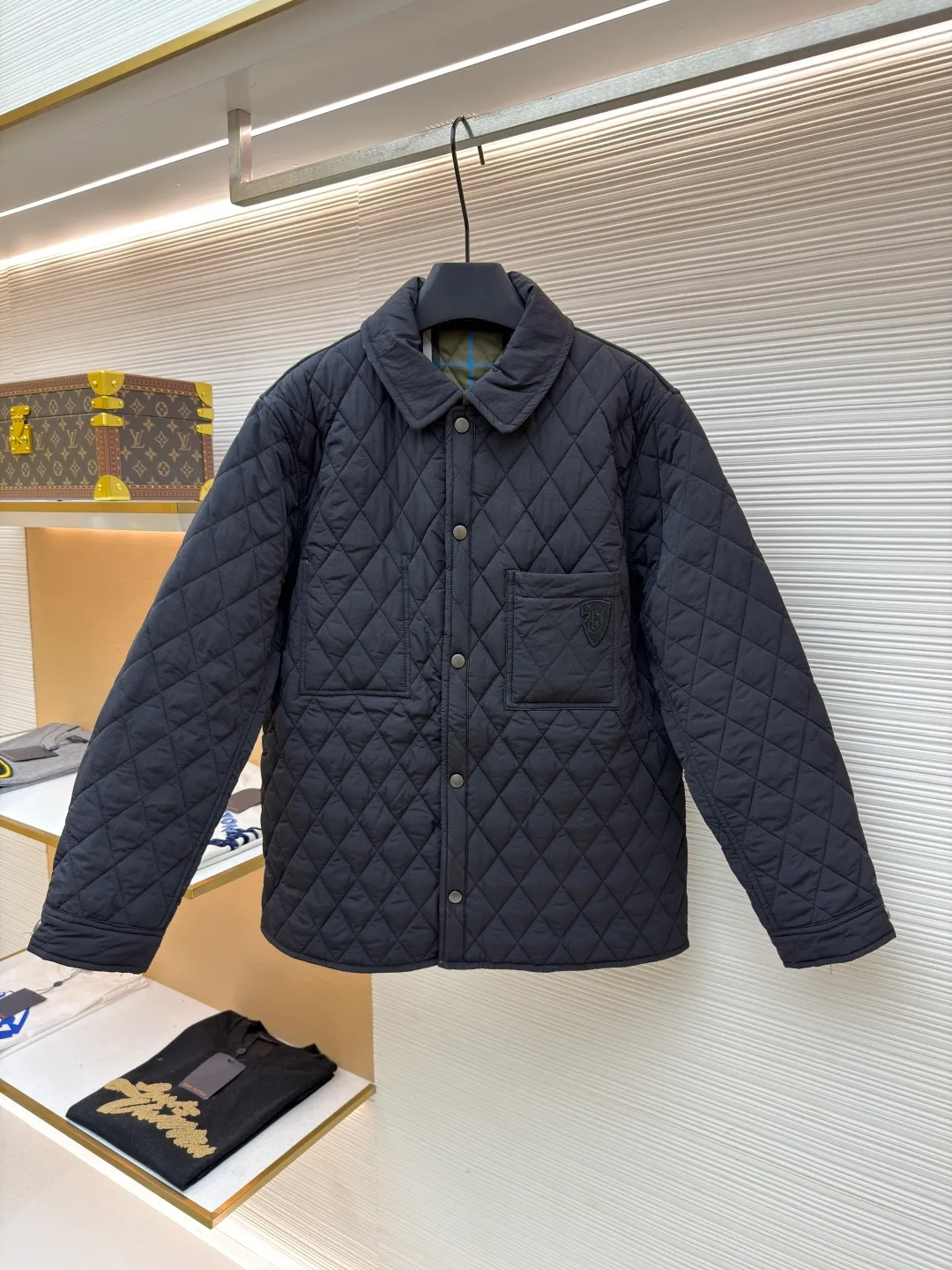 Burberry Reversible Small Collar Quilted Cotton Jacket ●Item No.: 1681636-B90 ●Material: 100% cotton ●Technology: Made on positioning cutting machine ●Color: Black ●Version: Fitted version ●Weight: about 590 grams ●Size: S-M-L-XL-XXL ●Description: This piece of clothing uses diamond quilting technology, and each frame is precisely sewn, which not only makes the overall shape more three-dimensional, but also effectively fixes the filling cotton to ensure warmth and durability.  The front features a classic lapel design and a single-breasted placket, making it easy to open and close and neatly styled. The large pockets on both sides are both practical and enhance the overall sense of hierarchy. The interior is filled with high-quality cotton, which is soft to the touch and warm. The diamond quilting design continues on the back, making the overall style unified. The cuffs and hem are carefully hemmed to reduce friction and wear and extend service life. Looking at the details, the fabric has been treated with water-repellent treatment, and minor water stains can be easily wiped away, making it suitable for various occasions. The overall shape is loose, not flattering on your figure, and comfortable to wear. Whether it is daily commuting or leisure travel, it is a good choice. The overall wiring is straight and delicate, the fabric is comfortable and soft, and the color is consistent without color difference. It can be matched with the same style to create a fashionable look and control various occasions. Customized accessories, complete with three standards, same style for men and women!