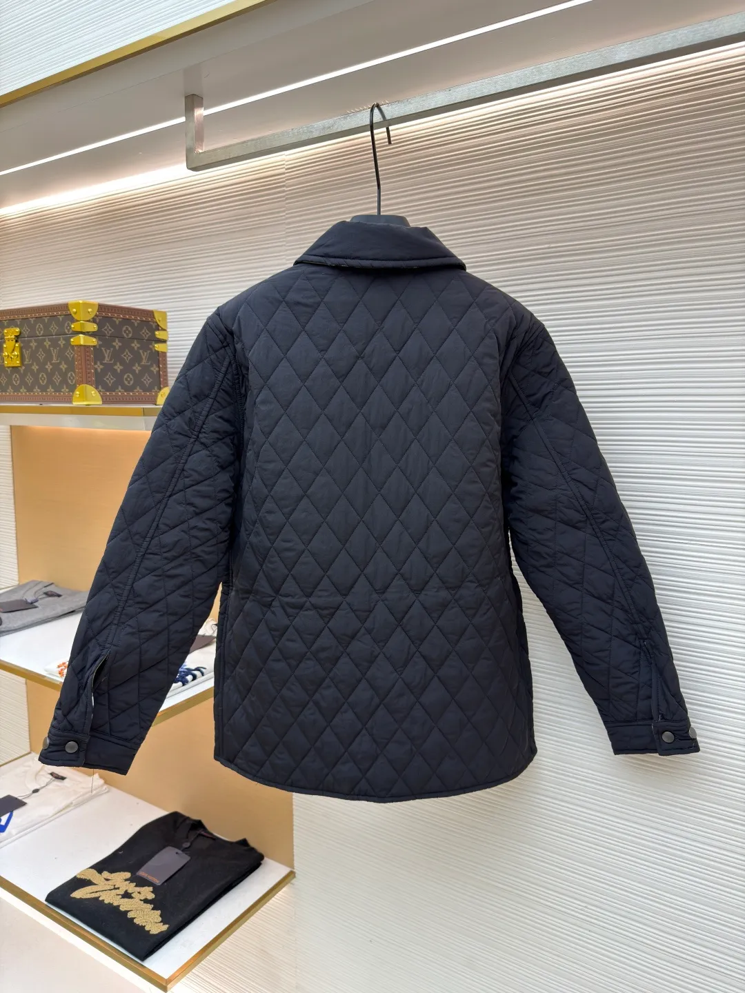 Burberry Reversible Small Collar Quilted Cotton Jacket ●Item No.: 1681636-B90 ●Material: 100% cotton ●Technology: Made on positioning cutting machine ●Color: Black ●Version: Fitted version ●Weight: about 590 grams ●Size: S-M-L-XL-XXL ●Description: This piece of clothing uses diamond quilting technology, and each frame is precisely sewn, which not only makes the overall shape more three-dimensional, but also effectively fixes the filling cotton to ensure warmth and durability.  The front features a classic lapel design and a single-breasted placket, making it easy to open and close and neatly styled. The large pockets on both sides are both practical and enhance the overall sense of hierarchy. The interior is filled with high-quality cotton, which is soft to the touch and warm. The diamond quilting design continues on the back, making the overall style unified. The cuffs and hem are carefully hemmed to reduce friction and wear and extend service life. Looking at the details, the fabric has been treated with water-repellent treatment, and minor water stains can be easily wiped away, making it suitable for various occasions. The overall shape is loose, not flattering on your figure, and comfortable to wear. Whether it is daily commuting or leisure travel, it is a good choice. The overall wiring is straight and delicate, the fabric is comfortable and soft, and the color is consistent without color difference. It can be matched with the same style to create a fashionable look and control various occasions. Customized accessories, complete with three standards, same style for men and women!