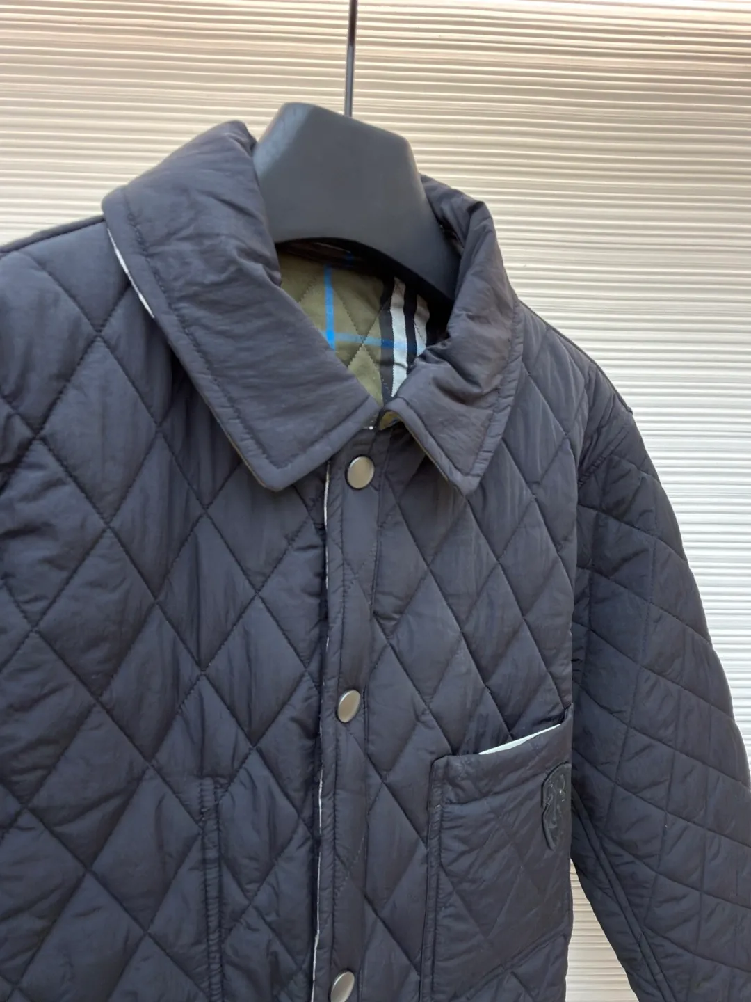 Burberry Reversible Small Collar Quilted Cotton Jacket ●Item No.: 1681636-B90 ●Material: 100% cotton ●Technology: Made on positioning cutting machine ●Color: Black ●Version: Fitted version ●Weight: about 590 grams ●Size: S-M-L-XL-XXL ●Description: This piece of clothing uses diamond quilting technology, and each frame is precisely sewn, which not only makes the overall shape more three-dimensional, but also effectively fixes the filling cotton to ensure warmth and durability.  The front features a classic lapel design and a single-breasted placket, making it easy to open and close and neatly styled. The large pockets on both sides are both practical and enhance the overall sense of hierarchy. The interior is filled with high-quality cotton, which is soft to the touch and warm. The diamond quilting design continues on the back, making the overall style unified. The cuffs and hem are carefully hemmed to reduce friction and wear and extend service life. Looking at the details, the fabric has been treated with water-repellent treatment, and minor water stains can be easily wiped away, making it suitable for various occasions. The overall shape is loose, not flattering on your figure, and comfortable to wear. Whether it is daily commuting or leisure travel, it is a good choice. The overall wiring is straight and delicate, the fabric is comfortable and soft, and the color is consistent without color difference. It can be matched with the same style to create a fashionable look and control various occasions. Customized accessories, complete with three standards, same style for men and women!
