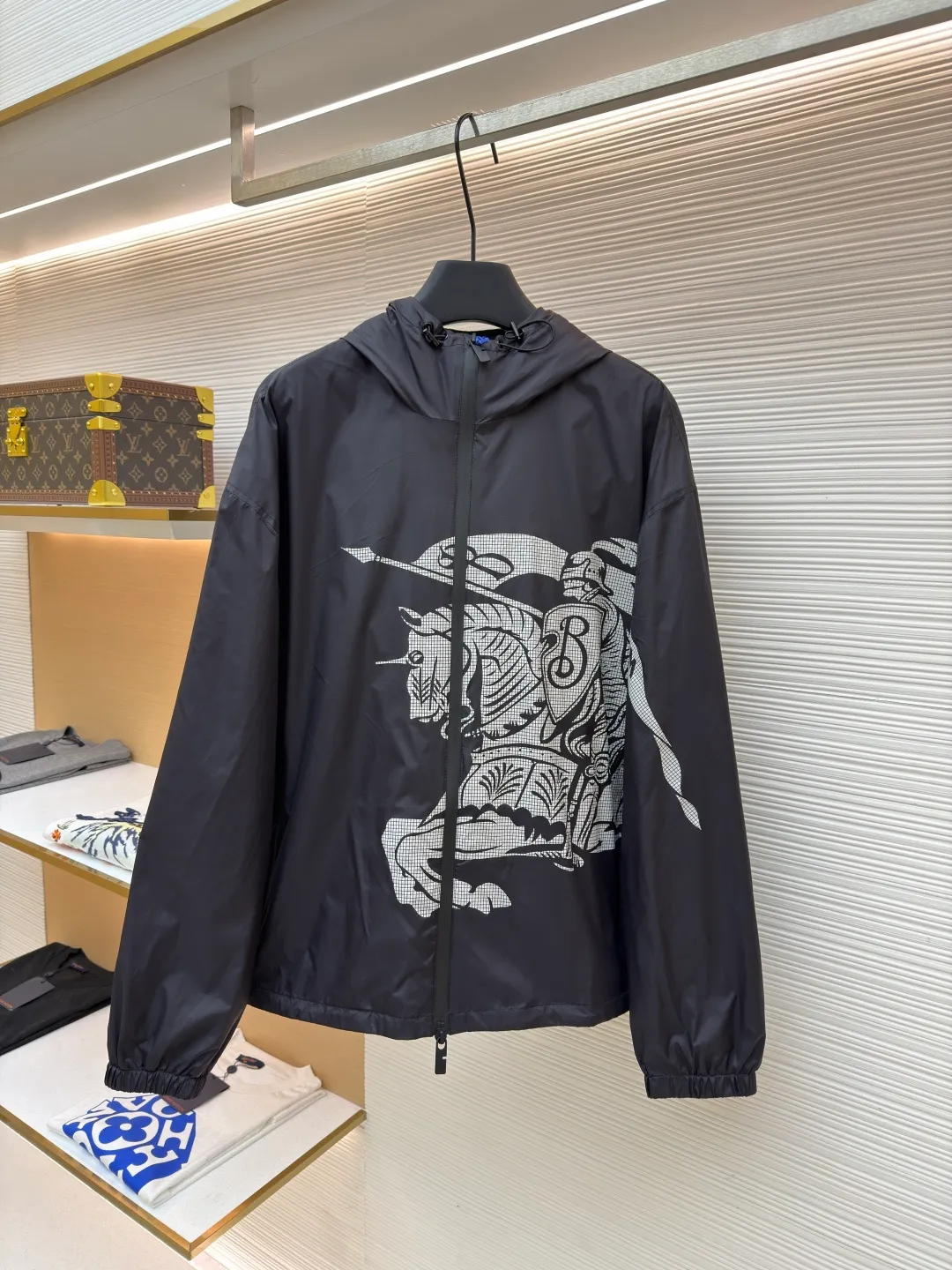 Burberry equestrian knight logo nylon jacket ●Original version: Purchased and developed by 7149 ●Item number: 1682479-B50 ●Fabric: nylon fabric ●Technology: glue printing ●Color: black ●Version: fitted version ●Weight: about 330 grams ●Size: S-M-L-XL ●Description: The fabric is made of high-quality nylon fabric, which is light, wear-resistant, windproof and waterproof, and is very suitable for making casual jackets. In terms of fabric processing, special waterproof coating processing technology is used to enhance its waterproofing. Advanced sewing equipment and technology are used to sew the fabrics together to form the overall structure of the jacket. During the sewing process, special attention is paid to details, such as the sewing of zippers, pockets, cuffs, etc., to ensure their firmness and beauty. The logo pattern needs to be restored very accurately, and the Equestrian Knight logo (EKD) and B-shaped zipper puller are decorated on the jacket through glue printing to highlight the brand characteristics. The printing process uses environmentally friendly and washable pigments to ensure that the printing is long-lasting and bright. The overall wiring is straight and delicate, the fabric is comfortable and soft, and the color is consistent without color difference. It can be matched with the same style to create a fashionable look and control various occasions. Customized accessories, complete with three standards, same style for men and women!