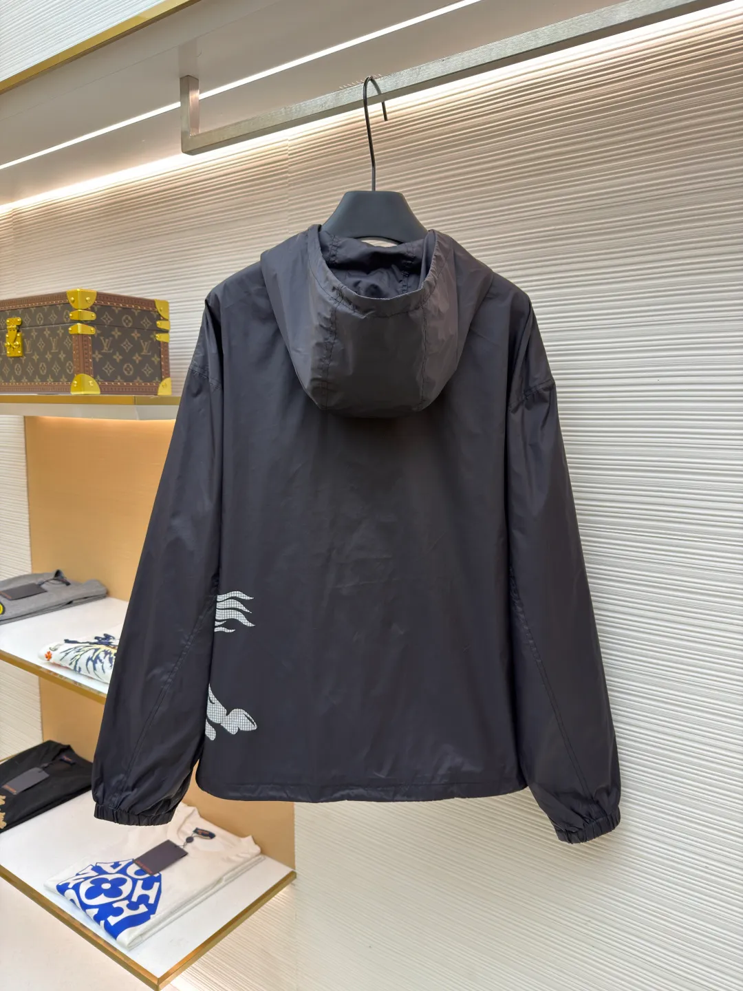 Burberry equestrian knight logo nylon jacket ●Original version: Purchased and developed by 7149 ●Item number: 1682479-B50 ●Fabric: nylon fabric ●Technology: glue printing ●Color: black ●Version: fitted version ●Weight: about 330 grams ●Size: S-M-L-XL ●Description: The fabric is made of high-quality nylon fabric, which is light, wear-resistant, windproof and waterproof, and is very suitable for making casual jackets. In terms of fabric processing, special waterproof coating processing technology is used to enhance its waterproofing. Advanced sewing equipment and technology are used to sew the fabrics together to form the overall structure of the jacket. During the sewing process, special attention is paid to details, such as the sewing of zippers, pockets, cuffs, etc., to ensure their firmness and beauty. The logo pattern needs to be restored very accurately, and the Equestrian Knight logo (EKD) and B-shaped zipper puller are decorated on the jacket through glue printing to highlight the brand characteristics. The printing process uses environmentally friendly and washable pigments to ensure that the printing is long-lasting and bright. The overall wiring is straight and delicate, the fabric is comfortable and soft, and the color is consistent without color difference. It can be matched with the same style to create a fashionable look and control various occasions. Customized accessories, complete with three standards, same style for men and women!