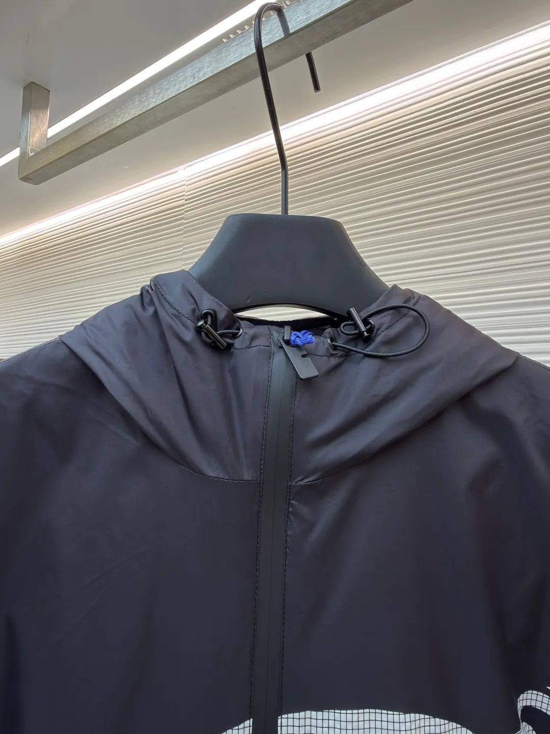 Burberry equestrian knight logo nylon jacket ●Original version: Purchased and developed by 7149 ●Item number: 1682479-B50 ●Fabric: nylon fabric ●Technology: glue printing ●Color: black ●Version: fitted version ●Weight: about 330 grams ●Size: S-M-L-XL ●Description: The fabric is made of high-quality nylon fabric, which is light, wear-resistant, windproof and waterproof, and is very suitable for making casual jackets. In terms of fabric processing, special waterproof coating processing technology is used to enhance its waterproofing. Advanced sewing equipment and technology are used to sew the fabrics together to form the overall structure of the jacket. During the sewing process, special attention is paid to details, such as the sewing of zippers, pockets, cuffs, etc., to ensure their firmness and beauty. The logo pattern needs to be restored very accurately, and the Equestrian Knight logo (EKD) and B-shaped zipper puller are decorated on the jacket through glue printing to highlight the brand characteristics. The printing process uses environmentally friendly and washable pigments to ensure that the printing is long-lasting and bright. The overall wiring is straight and delicate, the fabric is comfortable and soft, and the color is consistent without color difference. It can be matched with the same style to create a fashionable look and control various occasions. Customized accessories, complete with three standards, same style for men and women!