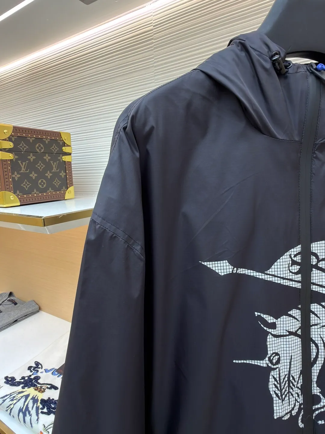 Burberry equestrian knight logo nylon jacket ●Original version: Purchased and developed by 7149 ●Item number: 1682479-B50 ●Fabric: nylon fabric ●Technology: glue printing ●Color: black ●Version: fitted version ●Weight: about 330 grams ●Size: S-M-L-XL ●Description: The fabric is made of high-quality nylon fabric, which is light, wear-resistant, windproof and waterproof, and is very suitable for making casual jackets. In terms of fabric processing, special waterproof coating processing technology is used to enhance its waterproofing. Advanced sewing equipment and technology are used to sew the fabrics together to form the overall structure of the jacket. During the sewing process, special attention is paid to details, such as the sewing of zippers, pockets, cuffs, etc., to ensure their firmness and beauty. The logo pattern needs to be restored very accurately, and the Equestrian Knight logo (EKD) and B-shaped zipper puller are decorated on the jacket through glue printing to highlight the brand characteristics. The printing process uses environmentally friendly and washable pigments to ensure that the printing is long-lasting and bright. The overall wiring is straight and delicate, the fabric is comfortable and soft, and the color is consistent without color difference. It can be matched with the same style to create a fashionable look and control various occasions. Customized accessories, complete with three standards, same style for men and women!