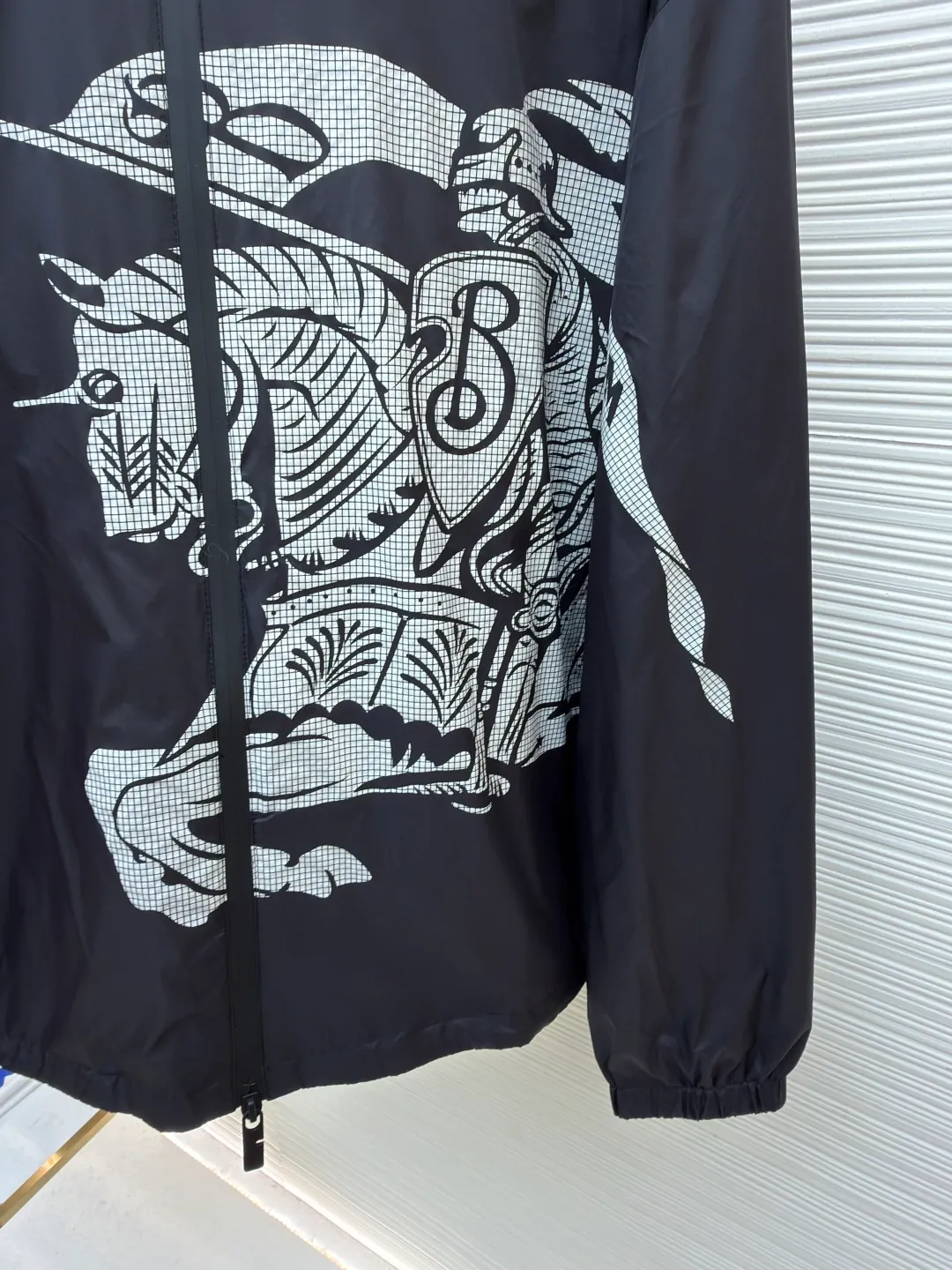 Burberry equestrian knight logo nylon jacket ●Original version: Purchased and developed by 7149 ●Item number: 1682479-B50 ●Fabric: nylon fabric ●Technology: glue printing ●Color: black ●Version: fitted version ●Weight: about 330 grams ●Size: S-M-L-XL ●Description: The fabric is made of high-quality nylon fabric, which is light, wear-resistant, windproof and waterproof, and is very suitable for making casual jackets. In terms of fabric processing, special waterproof coating processing technology is used to enhance its waterproofing. Advanced sewing equipment and technology are used to sew the fabrics together to form the overall structure of the jacket. During the sewing process, special attention is paid to details, such as the sewing of zippers, pockets, cuffs, etc., to ensure their firmness and beauty. The logo pattern needs to be restored very accurately, and the Equestrian Knight logo (EKD) and B-shaped zipper puller are decorated on the jacket through glue printing to highlight the brand characteristics. The printing process uses environmentally friendly and washable pigments to ensure that the printing is long-lasting and bright. The overall wiring is straight and delicate, the fabric is comfortable and soft, and the color is consistent without color difference. It can be matched with the same style to create a fashionable look and control various occasions. Customized accessories, complete with three standards, same style for men and women!