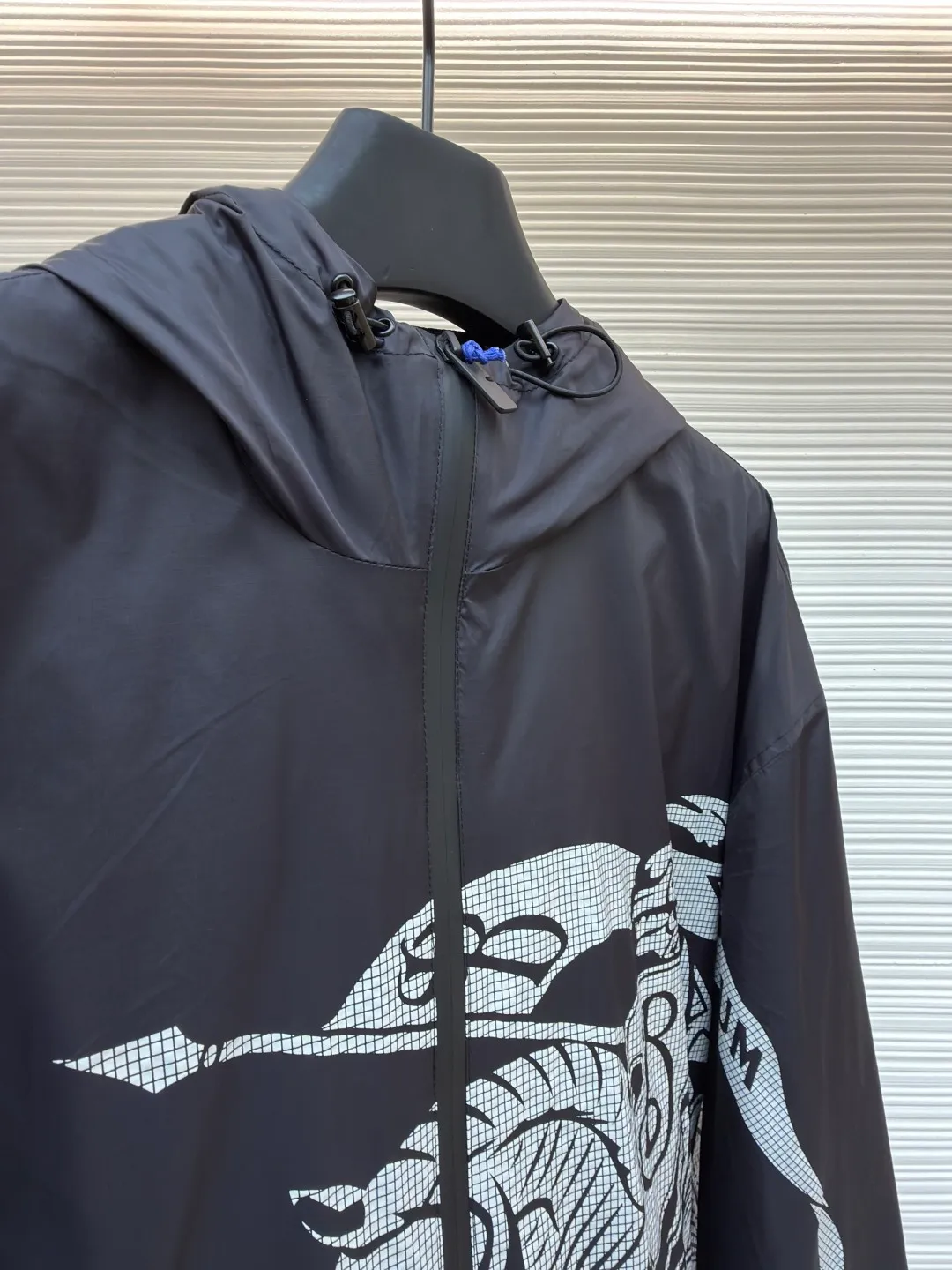 Burberry equestrian knight logo nylon jacket ●Original version: Purchased and developed by 7149 ●Item number: 1682479-B50 ●Fabric: nylon fabric ●Technology: glue printing ●Color: black ●Version: fitted version ●Weight: about 330 grams ●Size: S-M-L-XL ●Description: The fabric is made of high-quality nylon fabric, which is light, wear-resistant, windproof and waterproof, and is very suitable for making casual jackets. In terms of fabric processing, special waterproof coating processing technology is used to enhance its waterproofing. Advanced sewing equipment and technology are used to sew the fabrics together to form the overall structure of the jacket. During the sewing process, special attention is paid to details, such as the sewing of zippers, pockets, cuffs, etc., to ensure their firmness and beauty. The logo pattern needs to be restored very accurately, and the Equestrian Knight logo (EKD) and B-shaped zipper puller are decorated on the jacket through glue printing to highlight the brand characteristics. The printing process uses environmentally friendly and washable pigments to ensure that the printing is long-lasting and bright. The overall wiring is straight and delicate, the fabric is comfortable and soft, and the color is consistent without color difference. It can be matched with the same style to create a fashionable look and control various occasions. Customized accessories, complete with three standards, same style for men and women!