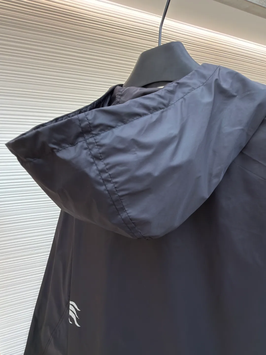 Burberry equestrian knight logo nylon jacket ●Original version: Purchased and developed by 7149 ●Item number: 1682479-B50 ●Fabric: nylon fabric ●Technology: glue printing ●Color: black ●Version: fitted version ●Weight: about 330 grams ●Size: S-M-L-XL ●Description: The fabric is made of high-quality nylon fabric, which is light, wear-resistant, windproof and waterproof, and is very suitable for making casual jackets. In terms of fabric processing, special waterproof coating processing technology is used to enhance its waterproofing. Advanced sewing equipment and technology are used to sew the fabrics together to form the overall structure of the jacket. During the sewing process, special attention is paid to details, such as the sewing of zippers, pockets, cuffs, etc., to ensure their firmness and beauty. The logo pattern needs to be restored very accurately, and the Equestrian Knight logo (EKD) and B-shaped zipper puller are decorated on the jacket through glue printing to highlight the brand characteristics. The printing process uses environmentally friendly and washable pigments to ensure that the printing is long-lasting and bright. The overall wiring is straight and delicate, the fabric is comfortable and soft, and the color is consistent without color difference. It can be matched with the same style to create a fashionable look and control various occasions. Customized accessories, complete with three standards, same style for men and women!