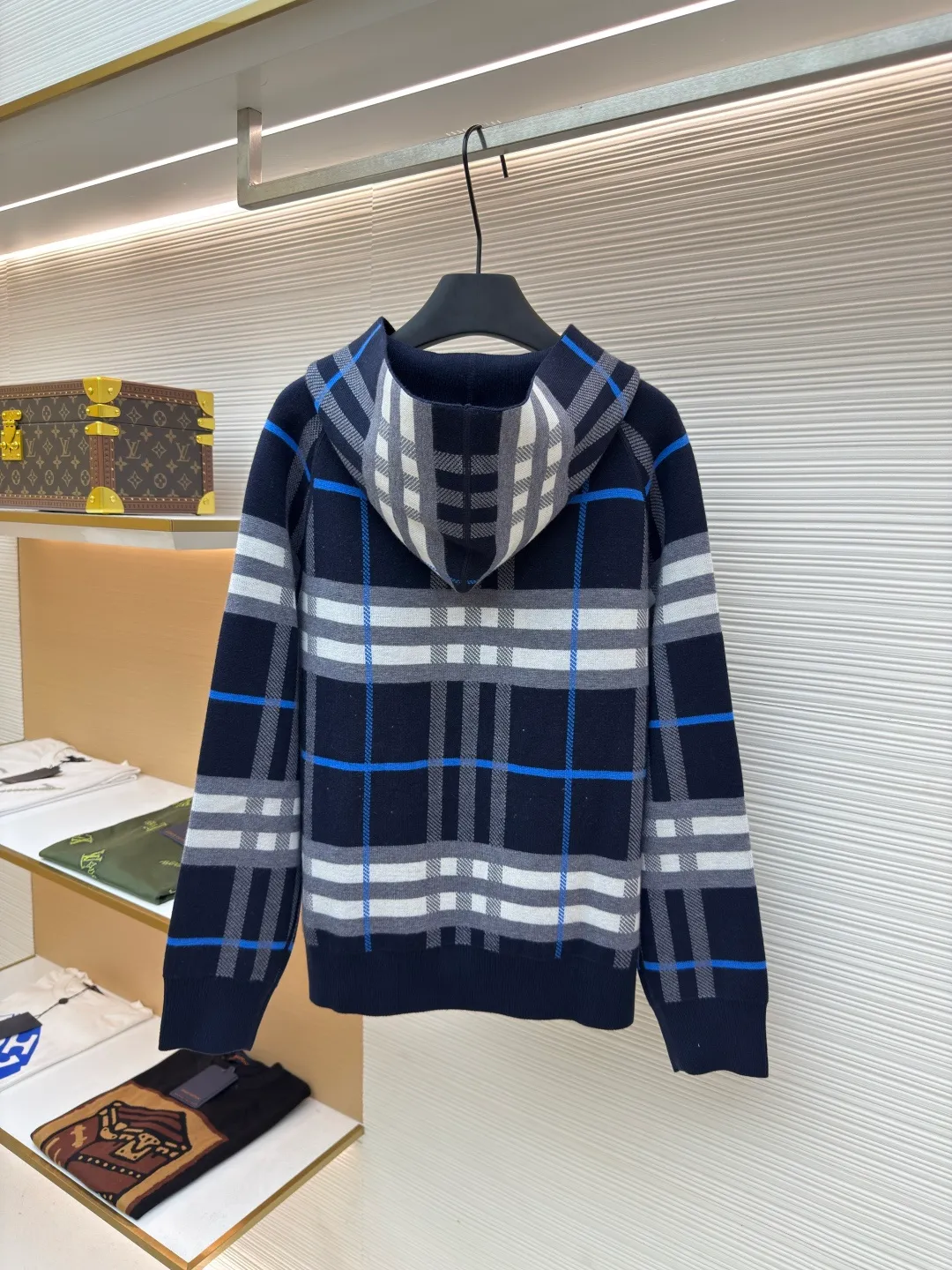 BURBERRY War Horse Reversible Cashmere Plaid Hooded Jacket [Women's Clothing] ●Item No.: 1680663-B70 ●Material: Wool Fabric ●Technology: Knitted Production ●Version: Loose Version ●Weight: About 995 Grams ●Size: S-M-L ●Description: Customized YB wool knitted material, comfortable texture, skin-friendly and warm, hooded zipper sweatshirt version, easy to put on and take off, full of relaxation The whole front is based on blue and purple, embellished with gray and white bright plaid patterns, highlighting the brand's low-key luxury tone. The cuffs, neckline and hem are full of elastic threads, and the back has a hidden secret. The letter war horse crochet pattern on the back shows the autumn and winter sports and leisure style. The overall wiring is straight and delicate, the fabric is comfortable and soft, and the color is consistent without color difference. It can be matched with the same style to create a fashionable look and control various occasions. Customized accessories, complete with three standards, same style for men and women!