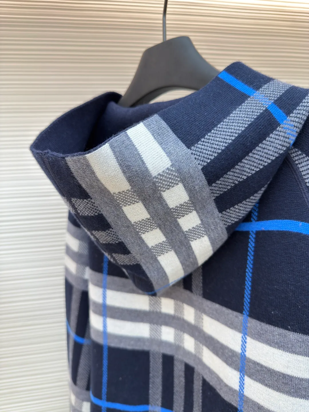BURBERRY War Horse Reversible Cashmere Plaid Hooded Jacket [Women's Clothing] ●Item No.: 1680663-B70 ●Material: Wool Fabric ●Technology: Knitted Production ●Version: Loose Version ●Weight: About 995 Grams ●Size: S-M-L ●Description: Customized YB wool knitted material, comfortable texture, skin-friendly and warm, hooded zipper sweatshirt version, easy to put on and take off, full of relaxation The whole front is based on blue and purple, embellished with gray and white bright plaid patterns, highlighting the brand's low-key luxury tone. The cuffs, neckline and hem are full of elastic threads, and the back has a hidden secret. The letter war horse crochet pattern on the back shows the autumn and winter sports and leisure style. The overall wiring is straight and delicate, the fabric is comfortable and soft, and the color is consistent without color difference. It can be matched with the same style to create a fashionable look and control various occasions. Customized accessories, complete with three standards, same style for men and women!