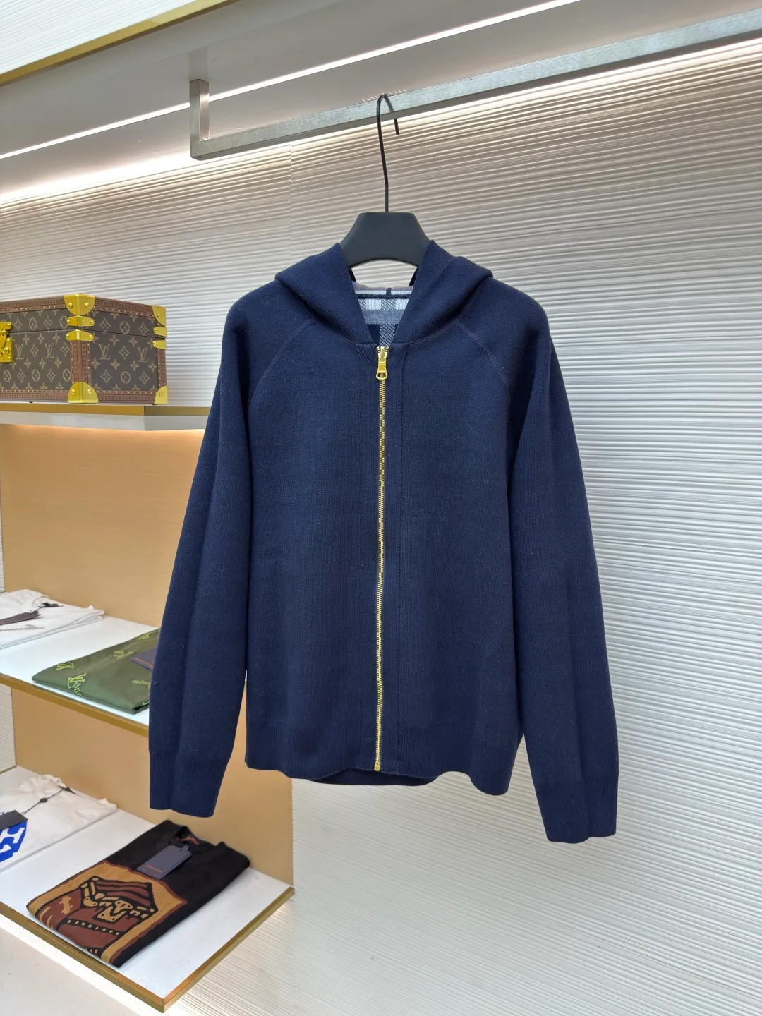 BURBERRY War Horse Reversible Cashmere Plaid Hooded Jacket [Women's Clothing] ●Item No.: 1680663-B70 ●Material: Wool Fabric ●Technology: Knitted Production ●Version: Loose Version ●Weight: About 995 Grams ●Size: S-M-L ●Description: Customized YB wool knitted material, comfortable texture, skin-friendly and warm, hooded zipper sweatshirt version, easy to put on and take off, full of relaxation The whole front is based on blue and purple, embellished with gray and white bright plaid patterns, highlighting the brand's low-key luxury tone. The cuffs, neckline and hem are full of elastic threads, and the back has a hidden secret. The letter war horse crochet pattern on the back shows the autumn and winter sports and leisure style. The overall wiring is straight and delicate, the fabric is comfortable and soft, and the color is consistent without color difference. It can be matched with the same style to create a fashionable look and control various occasions. Customized accessories, complete with three standards, same style for men and women!