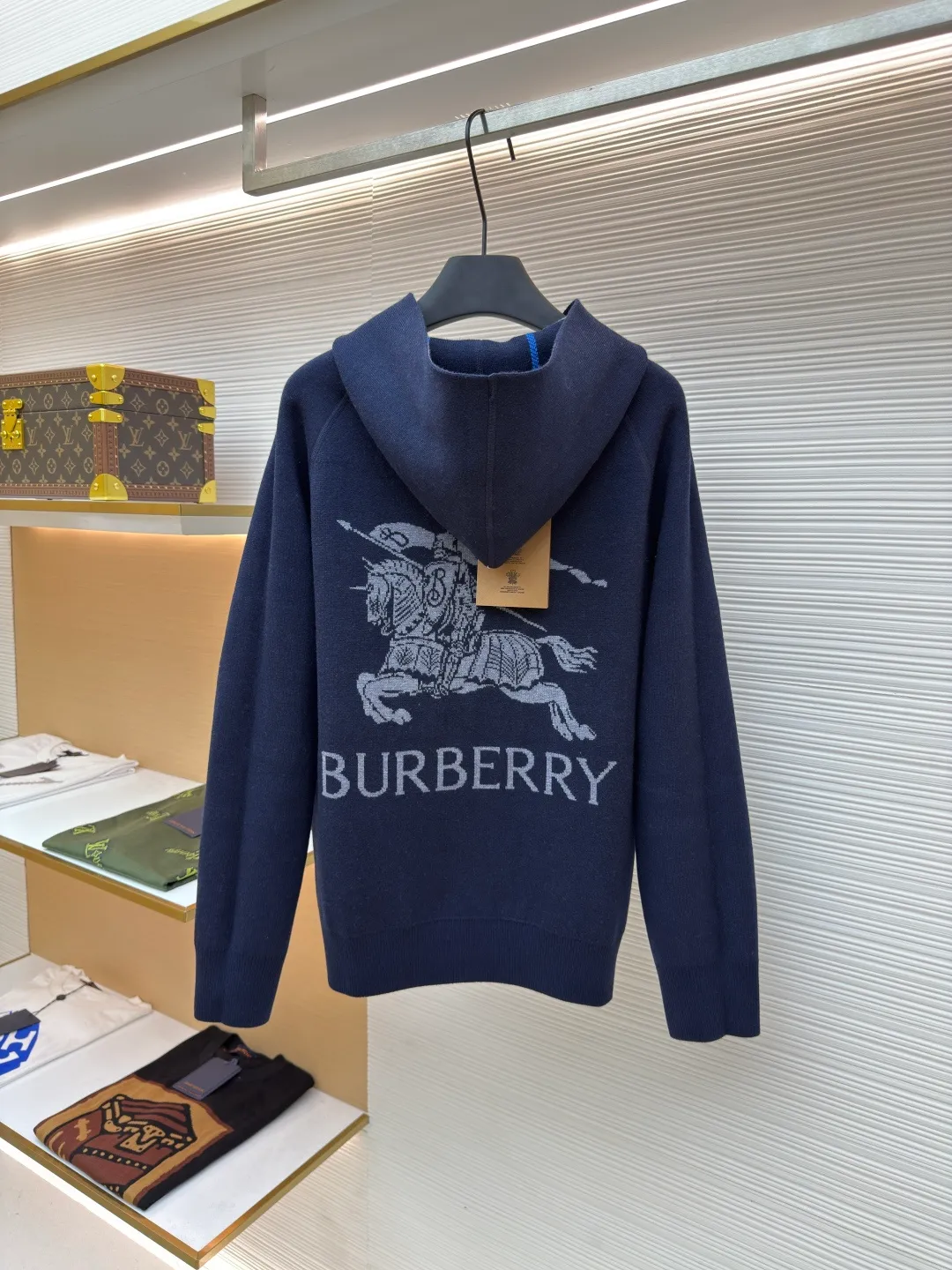 BURBERRY War Horse Reversible Cashmere Plaid Hooded Jacket [Women's Clothing] ●Item No.: 1680663-B70 ●Material: Wool Fabric ●Technology: Knitted Production ●Version: Loose Version ●Weight: About 995 Grams ●Size: S-M-L ●Description: Customized YB wool knitted material, comfortable texture, skin-friendly and warm, hooded zipper sweatshirt version, easy to put on and take off, full of relaxation The whole front is based on blue and purple, embellished with gray and white bright plaid patterns, highlighting the brand's low-key luxury tone. The cuffs, neckline and hem are full of elastic threads, and the back has a hidden secret. The letter war horse crochet pattern on the back shows the autumn and winter sports and leisure style. The overall wiring is straight and delicate, the fabric is comfortable and soft, and the color is consistent without color difference. It can be matched with the same style to create a fashionable look and control various occasions. Customized accessories, complete with three standards, same style for men and women!