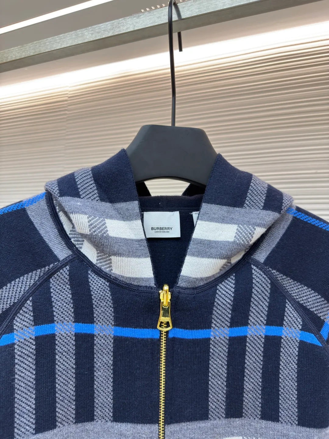 BURBERRY War Horse Reversible Cashmere Plaid Hooded Jacket [Women's Clothing] ●Item No.: 1680663-B70 ●Material: Wool Fabric ●Technology: Knitted Production ●Version: Loose Version ●Weight: About 995 Grams ●Size: S-M-L ●Description: Customized YB wool knitted material, comfortable texture, skin-friendly and warm, hooded zipper sweatshirt version, easy to put on and take off, full of relaxation The whole front is based on blue and purple, embellished with gray and white bright plaid patterns, highlighting the brand's low-key luxury tone. The cuffs, neckline and hem are full of elastic threads, and the back has a hidden secret. The letter war horse crochet pattern on the back shows the autumn and winter sports and leisure style. The overall wiring is straight and delicate, the fabric is comfortable and soft, and the color is consistent without color difference. It can be matched with the same style to create a fashionable look and control various occasions. Customized accessories, complete with three standards, same style for men and women!