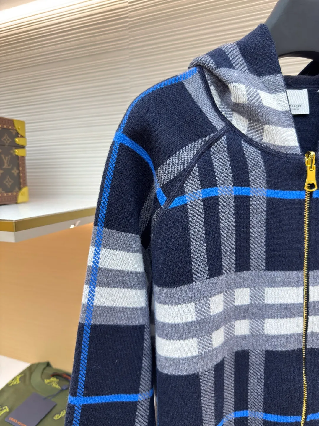 BURBERRY War Horse Reversible Cashmere Plaid Hooded Jacket [Women's Clothing] ●Item No.: 1680663-B70 ●Material: Wool Fabric ●Technology: Knitted Production ●Version: Loose Version ●Weight: About 995 Grams ●Size: S-M-L ●Description: Customized YB wool knitted material, comfortable texture, skin-friendly and warm, hooded zipper sweatshirt version, easy to put on and take off, full of relaxation The whole front is based on blue and purple, embellished with gray and white bright plaid patterns, highlighting the brand's low-key luxury tone. The cuffs, neckline and hem are full of elastic threads, and the back has a hidden secret. The letter war horse crochet pattern on the back shows the autumn and winter sports and leisure style. The overall wiring is straight and delicate, the fabric is comfortable and soft, and the color is consistent without color difference. It can be matched with the same style to create a fashionable look and control various occasions. Customized accessories, complete with three standards, same style for men and women!