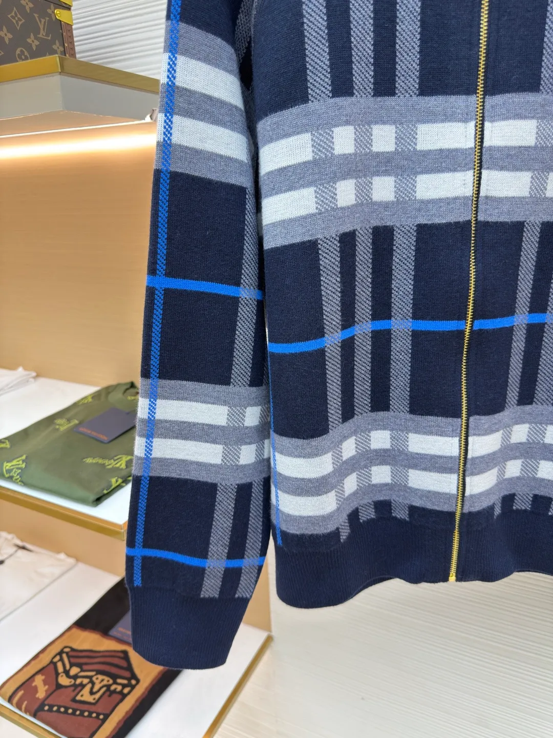 BURBERRY War Horse Reversible Cashmere Plaid Hooded Jacket [Women's Clothing] ●Item No.: 1680663-B70 ●Material: Wool Fabric ●Technology: Knitted Production ●Version: Loose Version ●Weight: About 995 Grams ●Size: S-M-L ●Description: Customized YB wool knitted material, comfortable texture, skin-friendly and warm, hooded zipper sweatshirt version, easy to put on and take off, full of relaxation The whole front is based on blue and purple, embellished with gray and white bright plaid patterns, highlighting the brand's low-key luxury tone. The cuffs, neckline and hem are full of elastic threads, and the back has a hidden secret. The letter war horse crochet pattern on the back shows the autumn and winter sports and leisure style. The overall wiring is straight and delicate, the fabric is comfortable and soft, and the color is consistent without color difference. It can be matched with the same style to create a fashionable look and control various occasions. Customized accessories, complete with three standards, same style for men and women!
