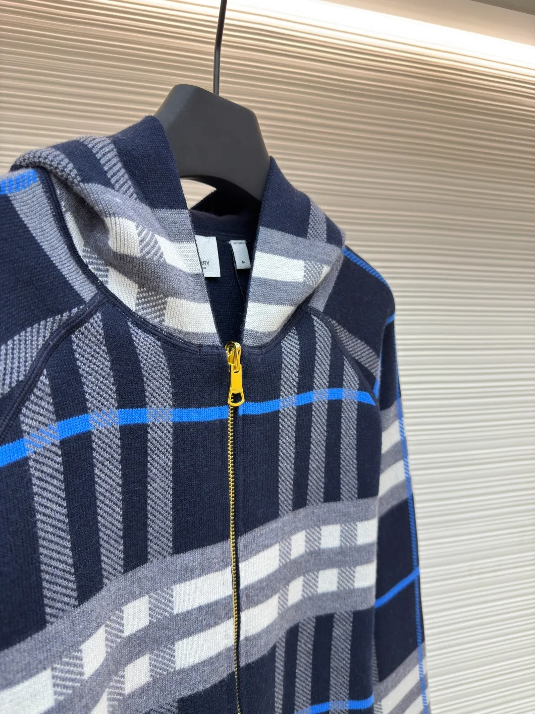 BURBERRY War Horse Reversible Cashmere Plaid Hooded Jacket [Women's Clothing] ●Item No.: 1680663-B70 ●Material: Wool Fabric ●Technology: Knitted Production ●Version: Loose Version ●Weight: About 995 Grams ●Size: S-M-L ●Description: Customized YB wool knitted material, comfortable texture, skin-friendly and warm, hooded zipper sweatshirt version, easy to put on and take off, full of relaxation The whole front is based on blue and purple, embellished with gray and white bright plaid patterns, highlighting the brand's low-key luxury tone. The cuffs, neckline and hem are full of elastic threads, and the back has a hidden secret. The letter war horse crochet pattern on the back shows the autumn and winter sports and leisure style. The overall wiring is straight and delicate, the fabric is comfortable and soft, and the color is consistent without color difference. It can be matched with the same style to create a fashionable look and control various occasions. Customized accessories, complete with three standards, same style for men and women!