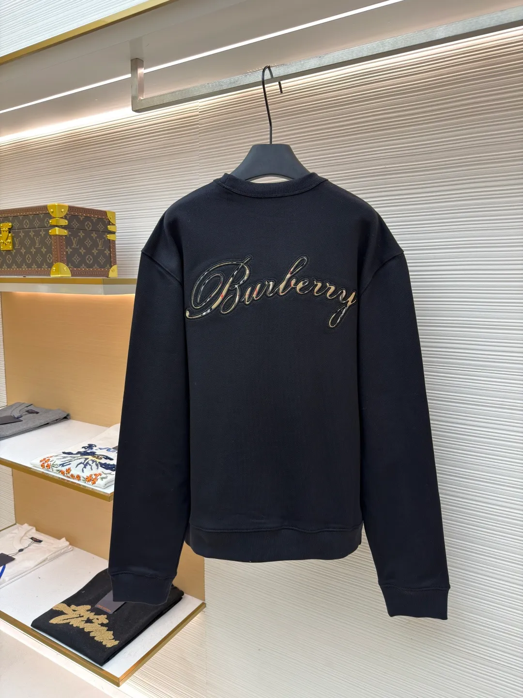 Burberry Back Plaid Round Neck Short Sleeve ●Original version: Purchased and developed at 5330 ●Item number: 1681667-A65 ●Fabric: pure cotton fish scale base fabric ●Technology: chain stitch embroidery production ●Color: black ●Version: fitted version ●Weight: about 735 grams ●Size: XS-S-M-L ●Description: The fabric is made of 16S single yarn + 10S single yarn, 470g; matched with 21S 2*2 stretch rib; 470g. Made of turned-over terry cotton fabric, the terry loops formed during weaving are uniformly brushed in the post-finishing process, so that a layer of uniform, rich and soft velvet is formed inside the fabric. It has excellent warmth retention and skin-fitting comfort; while the outside has a slightly frosted flat appearance and a thick and stiff texture. The chest and back are embellished with letter logo embroidery, forming a visual rhythm that echoes the front and back, both presented through chain stitch embroidery technology. These logos also use high-precision embroidery technology to ensure clear edges, strong and durable. Unique embroidery technique, its stitches are interlocking like a chain, making it more three-dimensional, softer to the touch, and has a unique texture and luster. Presenting the classic plaid pattern with this process is an innovative deconstruction of the traditional elements of the brand. It transforms the original flat pattern into a three-dimensional texture with handicraft warmth, which greatly enhances the sophistication and value of the design. The overall wiring is straight and delicate, the fabric is comfortable and soft, and the color is consistent without color difference. It can be matched with the same style to create a fashionable look and control various occasions. Customized accessories, complete with three standards, same style for men and women!
