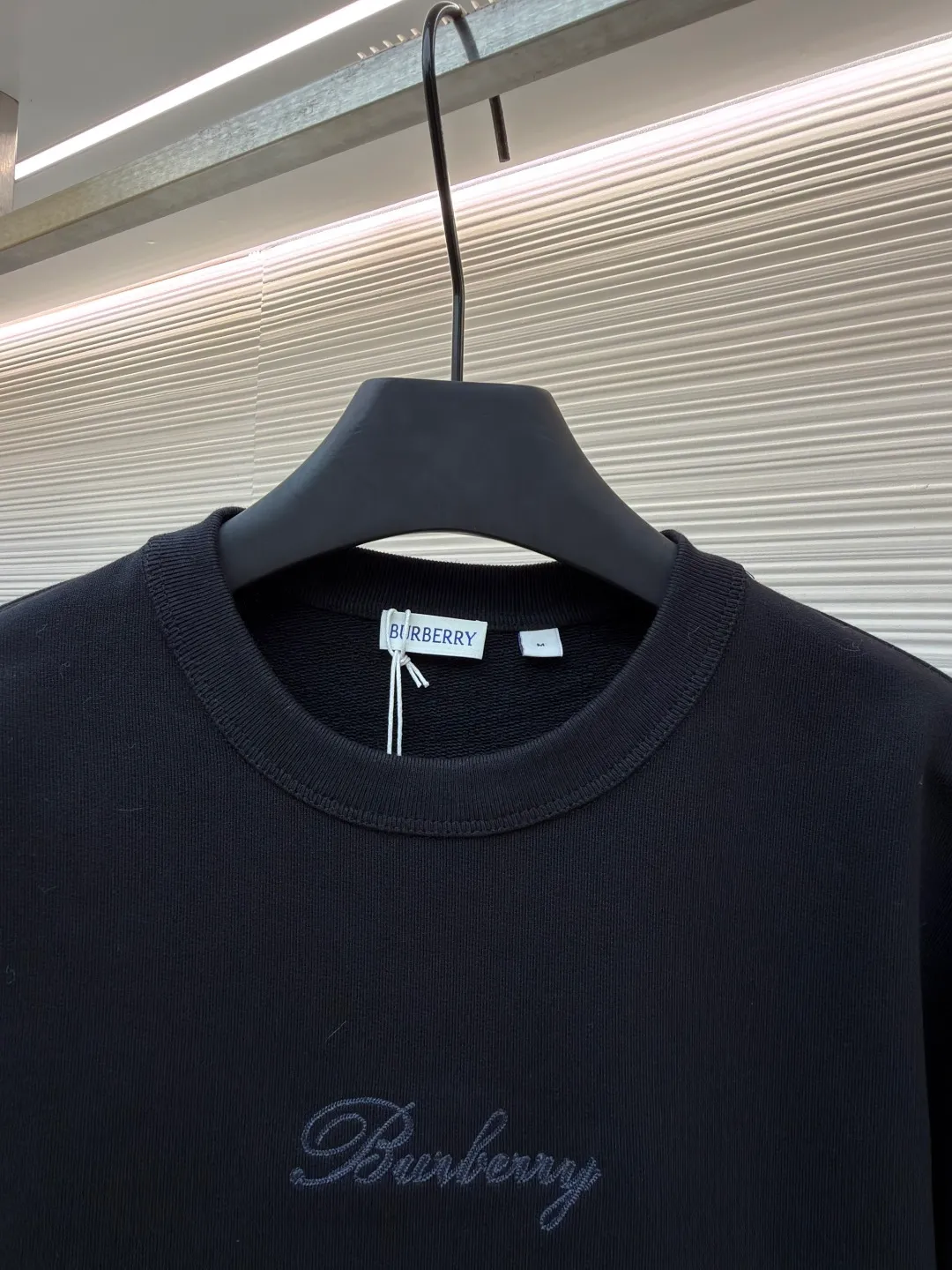Burberry Back Plaid Round Neck Short Sleeve ●Original version: Purchased and developed at 5330 ●Item number: 1681667-A65 ●Fabric: pure cotton fish scale base fabric ●Technology: chain stitch embroidery production ●Color: black ●Version: fitted version ●Weight: about 735 grams ●Size: XS-S-M-L ●Description: The fabric is made of 16S single yarn + 10S single yarn, 470g; matched with 21S 2*2 stretch rib; 470g. Made of turned-over terry cotton fabric, the terry loops formed during weaving are uniformly brushed in the post-finishing process, so that a layer of uniform, rich and soft velvet is formed inside the fabric. It has excellent warmth retention and skin-fitting comfort; while the outside has a slightly frosted flat appearance and a thick and stiff texture. The chest and back are embellished with letter logo embroidery, forming a visual rhythm that echoes the front and back, both presented through chain stitch embroidery technology. These logos also use high-precision embroidery technology to ensure clear edges, strong and durable. Unique embroidery technique, its stitches are interlocking like a chain, making it more three-dimensional, softer to the touch, and has a unique texture and luster. Presenting the classic plaid pattern with this process is an innovative deconstruction of the traditional elements of the brand. It transforms the original flat pattern into a three-dimensional texture with handicraft warmth, which greatly enhances the sophistication and value of the design. The overall wiring is straight and delicate, the fabric is comfortable and soft, and the color is consistent without color difference. It can be matched with the same style to create a fashionable look and control various occasions. Customized accessories, complete with three standards, same style for men and women!