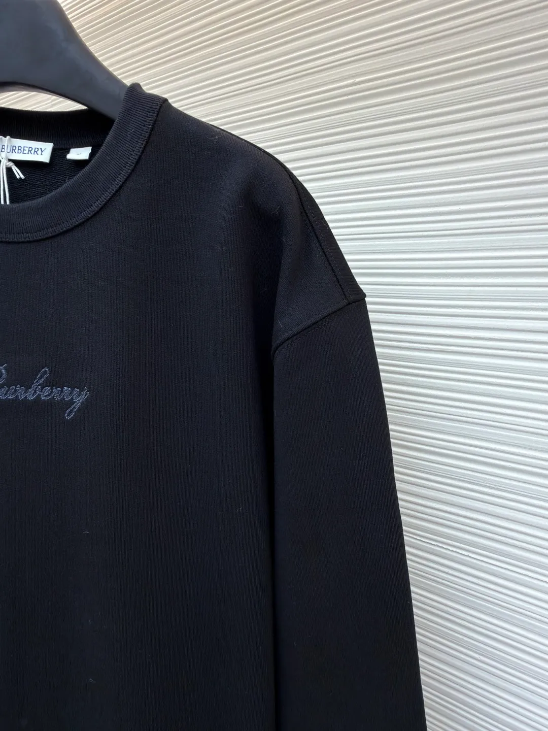 Burberry Back Plaid Round Neck Short Sleeve ●Original version: Purchased and developed at 5330 ●Item number: 1681667-A65 ●Fabric: pure cotton fish scale base fabric ●Technology: chain stitch embroidery production ●Color: black ●Version: fitted version ●Weight: about 735 grams ●Size: XS-S-M-L ●Description: The fabric is made of 16S single yarn + 10S single yarn, 470g; matched with 21S 2*2 stretch rib; 470g. Made of turned-over terry cotton fabric, the terry loops formed during weaving are uniformly brushed in the post-finishing process, so that a layer of uniform, rich and soft velvet is formed inside the fabric. It has excellent warmth retention and skin-fitting comfort; while the outside has a slightly frosted flat appearance and a thick and stiff texture. The chest and back are embellished with letter logo embroidery, forming a visual rhythm that echoes the front and back, both presented through chain stitch embroidery technology. These logos also use high-precision embroidery technology to ensure clear edges, strong and durable. Unique embroidery technique, its stitches are interlocking like a chain, making it more three-dimensional, softer to the touch, and has a unique texture and luster. Presenting the classic plaid pattern with this process is an innovative deconstruction of the traditional elements of the brand. It transforms the original flat pattern into a three-dimensional texture with handicraft warmth, which greatly enhances the sophistication and value of the design. The overall wiring is straight and delicate, the fabric is comfortable and soft, and the color is consistent without color difference. It can be matched with the same style to create a fashionable look and control various occasions. Customized accessories, complete with three standards, same style for men and women!