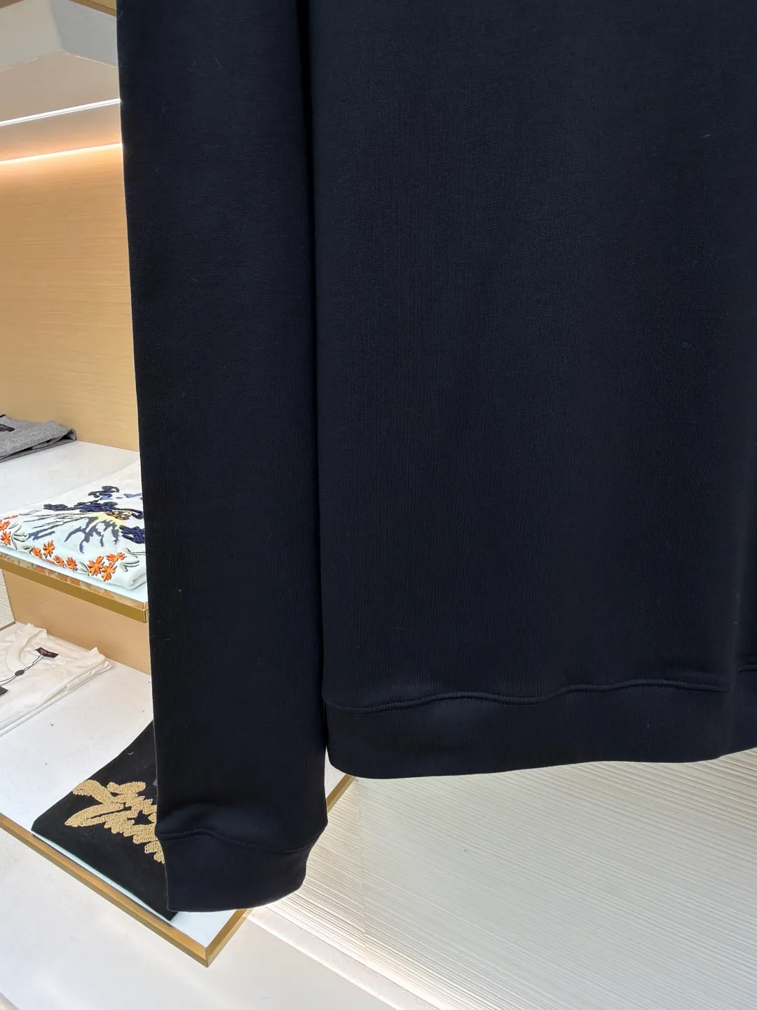 Burberry Back Plaid Round Neck Short Sleeve ●Original version: Purchased and developed at 5330 ●Item number: 1681667-A65 ●Fabric: pure cotton fish scale base fabric ●Technology: chain stitch embroidery production ●Color: black ●Version: fitted version ●Weight: about 735 grams ●Size: XS-S-M-L ●Description: The fabric is made of 16S single yarn + 10S single yarn, 470g; matched with 21S 2*2 stretch rib; 470g. Made of turned-over terry cotton fabric, the terry loops formed during weaving are uniformly brushed in the post-finishing process, so that a layer of uniform, rich and soft velvet is formed inside the fabric. It has excellent warmth retention and skin-fitting comfort; while the outside has a slightly frosted flat appearance and a thick and stiff texture. The chest and back are embellished with letter logo embroidery, forming a visual rhythm that echoes the front and back, both presented through chain stitch embroidery technology. These logos also use high-precision embroidery technology to ensure clear edges, strong and durable. Unique embroidery technique, its stitches are interlocking like a chain, making it more three-dimensional, softer to the touch, and has a unique texture and luster. Presenting the classic plaid pattern with this process is an innovative deconstruction of the traditional elements of the brand. It transforms the original flat pattern into a three-dimensional texture with handicraft warmth, which greatly enhances the sophistication and value of the design. The overall wiring is straight and delicate, the fabric is comfortable and soft, and the color is consistent without color difference. It can be matched with the same style to create a fashionable look and control various occasions. Customized accessories, complete with three standards, same style for men and women!