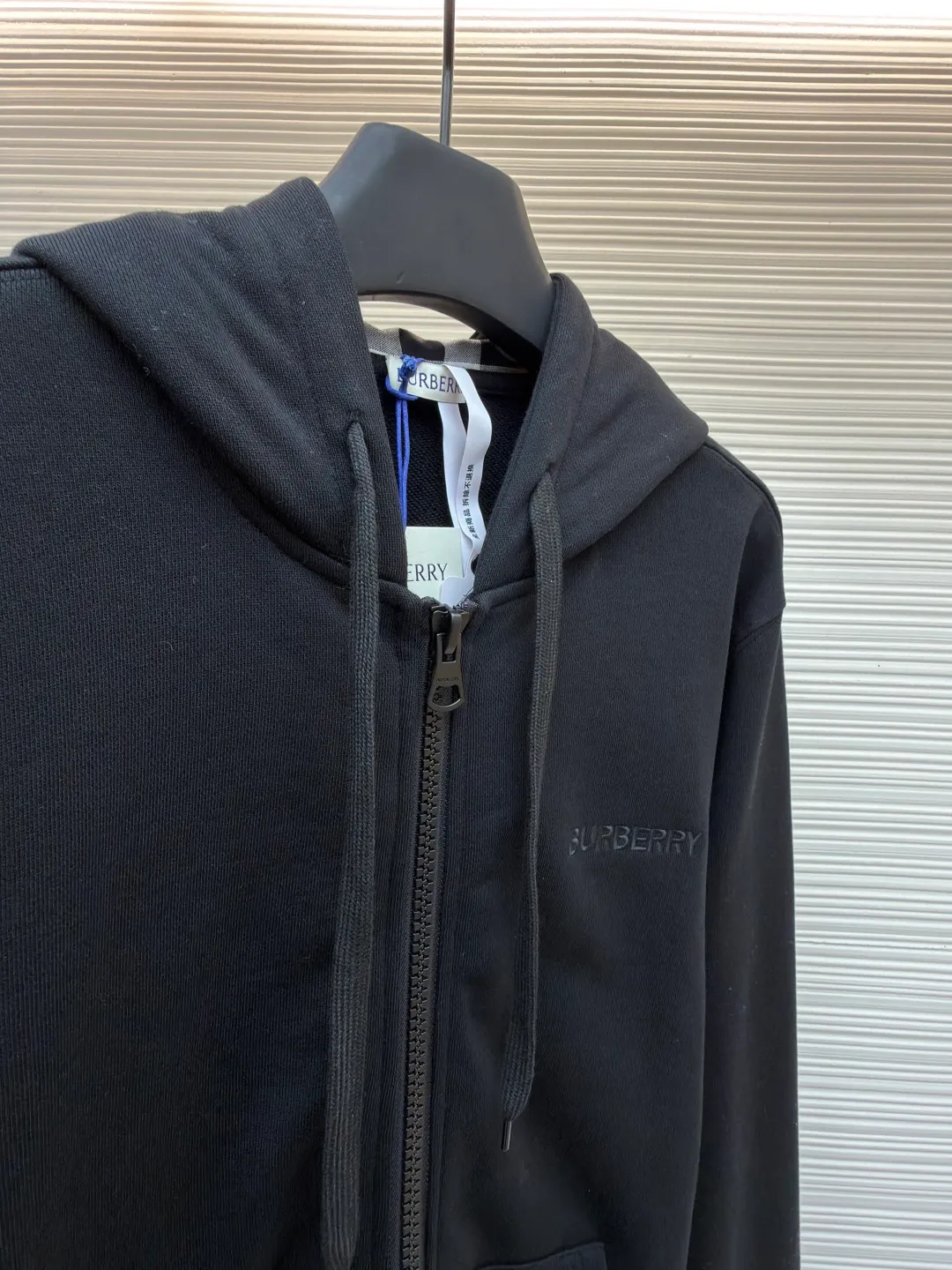 Burberry classic embroidered LOGO hooded long-sleeved sweatshirt ●Original version: purchased and developed by 3108 ●Item number: 1682381-B15 ●Material: combed cotton fabric ●Technology: embroidery production ●Color: black ●Version: fitted version ●Weight: about 905 grams ●Size: S-M-L ●Description: This Burberry classic embroidered LOGO hooded sweatshirt is made of 380g combed cotton terry fabric, which has been treated with an enzyme washing process. The fabric is soft and skin-friendly and has good hygroscopicity. It has also been pre-shrunk and anti-pilling, making it less likely to deform and fluff after washing. The inside of the hood is spliced ​​with the brand's classic plaid fabric, using manual alignment and splicing technology. The alignment error of the plaid pattern does not exceed 0.3cm. The drawstring is a custom-made pure cotton rope strap, and the metal rope head is polished for a refined texture. The front is equipped with a YKK customized metal zipper, which is smooth, easy to pull and anti-oxidation. The brand LOGO on the chest adopts imported flat embroidery technology. The embroidery thread is made of high color fastness yarn. The stitches are fine and even, and the pattern is three-dimensional and clear. The kangaroo pocket is an integrated tailoring design with double-needle seaming reinforcement at the edges. The high-elastic rib fabric on the cuffs and hem is custom-woven and dyed, so it will not loosen after long-term wear. The overall seams are overlocked and the details combine the brand's classic elements with exquisite clothing craftsmanship. The fit is loose and comfortable, suitable for daily wear. The overall wiring is straight and delicate, the fabric is comfortable and soft, and the color is consistent without color difference. It can be matched with the same style to create a fashionable look and control various occasions. Customized accessories, complete with three standards, same style for men and women!