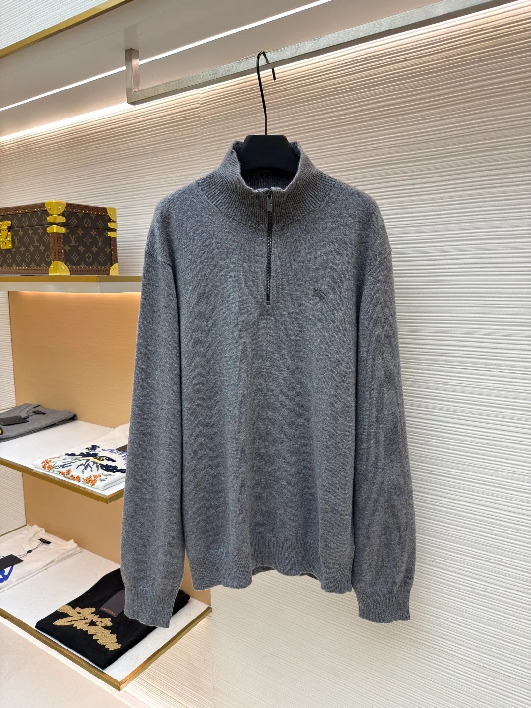 Burberry embroidered half-zip turtleneck sweater ●Original version: Purchased and developed by 4722 ●Item number: 1681784-B25 ●Fabric: wool blended fabric ●Technology: knitted production ●Color: gray ●Version: fitted version ●Weight: about 550 grams ●Size: S-M-L-XL ●Description: cashmere is used as the main body to dominate the feel, warmth and lightness of the fabric, while providing an unparalleled wearing experience. A small amount of polyamide and Lycra are added to enhance the overall durability and pilling resistance. An invisible support network is woven into the soft cashmere, and it also has a certain amount of elasticity to better fit the curves of the human body and allow it to be retracted and retracted freely. Due to the characteristics of the sweater fabric, it is stretched just right when stretching the frame, and then a hot-melt liner is used under the wool fabric piece to provide it with a certain temporary stable support to prevent it from shrinking after removal, causing pattern distortion, wrinkles and stitch dents. The high-precision calculation program system of the computer embroidery machine controls the movement of the embroidery frame in the X/Y direction, while the needle shuttles up and down, embroidering according to the set path, automatically completing thread trimming, thread jumping and other actions to form a stitch track, automatically adjusting the upper and lower thread tension to ensure that the stitches are smooth and free of floating threads, forming a war horse pattern with an error of ±0.1mm. Add detergent and preliminarily rinse the bulk goods at a water temperature of about 35 degrees to remove impurities during the production process, and then use protease to gently digest the hairiness on the surface to reduce the tendency of pilling from the root, improve the hand feel, retain softness, and eliminate irritation. After the final dehydration and drying process, the overall wiring is straight and delicate, the fabric is comfortable and soft, and the color is consistent without color difference. It can be matched with the same style to create a fashionable look and control various occasions. Customized accessories, complete with three standards, same style for men and women!