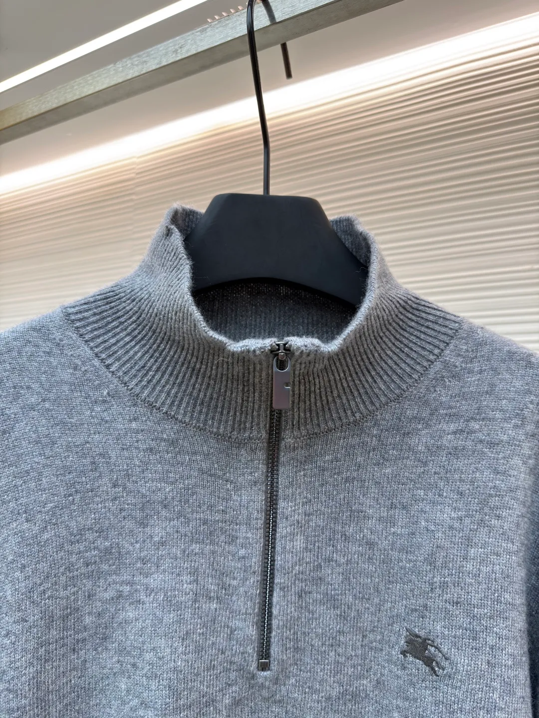 Burberry embroidered half-zip turtleneck sweater ●Original version: Purchased and developed by 4722 ●Item number: 1681784-B25 ●Fabric: wool blended fabric ●Technology: knitted production ●Color: gray ●Version: fitted version ●Weight: about 550 grams ●Size: S-M-L-XL ●Description: cashmere is used as the main body to dominate the feel, warmth and lightness of the fabric, while providing an unparalleled wearing experience. A small amount of polyamide and Lycra are added to enhance the overall durability and pilling resistance. An invisible support network is woven into the soft cashmere, and it also has a certain amount of elasticity to better fit the curves of the human body and allow it to be retracted and retracted freely. Due to the characteristics of the sweater fabric, it is stretched just right when stretching the frame, and then a hot-melt liner is used under the wool fabric piece to provide it with a certain temporary stable support to prevent it from shrinking after removal, causing pattern distortion, wrinkles and stitch dents. The high-precision calculation program system of the computer embroidery machine controls the movement of the embroidery frame in the X/Y direction, while the needle shuttles up and down, embroidering according to the set path, automatically completing thread trimming, thread jumping and other actions to form a stitch track, automatically adjusting the upper and lower thread tension to ensure that the stitches are smooth and free of floating threads, forming a war horse pattern with an error of ±0.1mm. Add detergent and preliminarily rinse the bulk goods at a water temperature of about 35 degrees to remove impurities during the production process, and then use protease to gently digest the hairiness on the surface to reduce the tendency of pilling from the root, improve the hand feel, retain softness, and eliminate irritation. After the final dehydration and drying process, the overall wiring is straight and delicate, the fabric is comfortable and soft, and the color is consistent without color difference. It can be matched with the same style to create a fashionable look and control various occasions. Customized accessories, complete with three standards, same style for men and women!