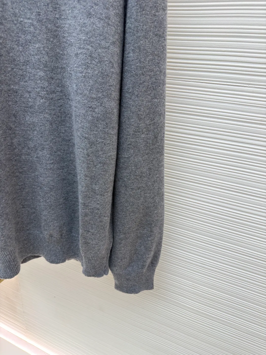 Burberry embroidered half-zip turtleneck sweater ●Original version: Purchased and developed by 4722 ●Item number: 1681784-B25 ●Fabric: wool blended fabric ●Technology: knitted production ●Color: gray ●Version: fitted version ●Weight: about 550 grams ●Size: S-M-L-XL ●Description: cashmere is used as the main body to dominate the feel, warmth and lightness of the fabric, while providing an unparalleled wearing experience. A small amount of polyamide and Lycra are added to enhance the overall durability and pilling resistance. An invisible support network is woven into the soft cashmere, and it also has a certain amount of elasticity to better fit the curves of the human body and allow it to be retracted and retracted freely. Due to the characteristics of the sweater fabric, it is stretched just right when stretching the frame, and then a hot-melt liner is used under the wool fabric piece to provide it with a certain temporary stable support to prevent it from shrinking after removal, causing pattern distortion, wrinkles and stitch dents. The high-precision calculation program system of the computer embroidery machine controls the movement of the embroidery frame in the X/Y direction, while the needle shuttles up and down, embroidering according to the set path, automatically completing thread trimming, thread jumping and other actions to form a stitch track, automatically adjusting the upper and lower thread tension to ensure that the stitches are smooth and free of floating threads, forming a war horse pattern with an error of ±0.1mm. Add detergent and preliminarily rinse the bulk goods at a water temperature of about 35 degrees to remove impurities during the production process, and then use protease to gently digest the hairiness on the surface to reduce the tendency of pilling from the root, improve the hand feel, retain softness, and eliminate irritation. After the final dehydration and drying process, the overall wiring is straight and delicate, the fabric is comfortable and soft, and the color is consistent without color difference. It can be matched with the same style to create a fashionable look and control various occasions. Customized accessories, complete with three standards, same style for men and women!