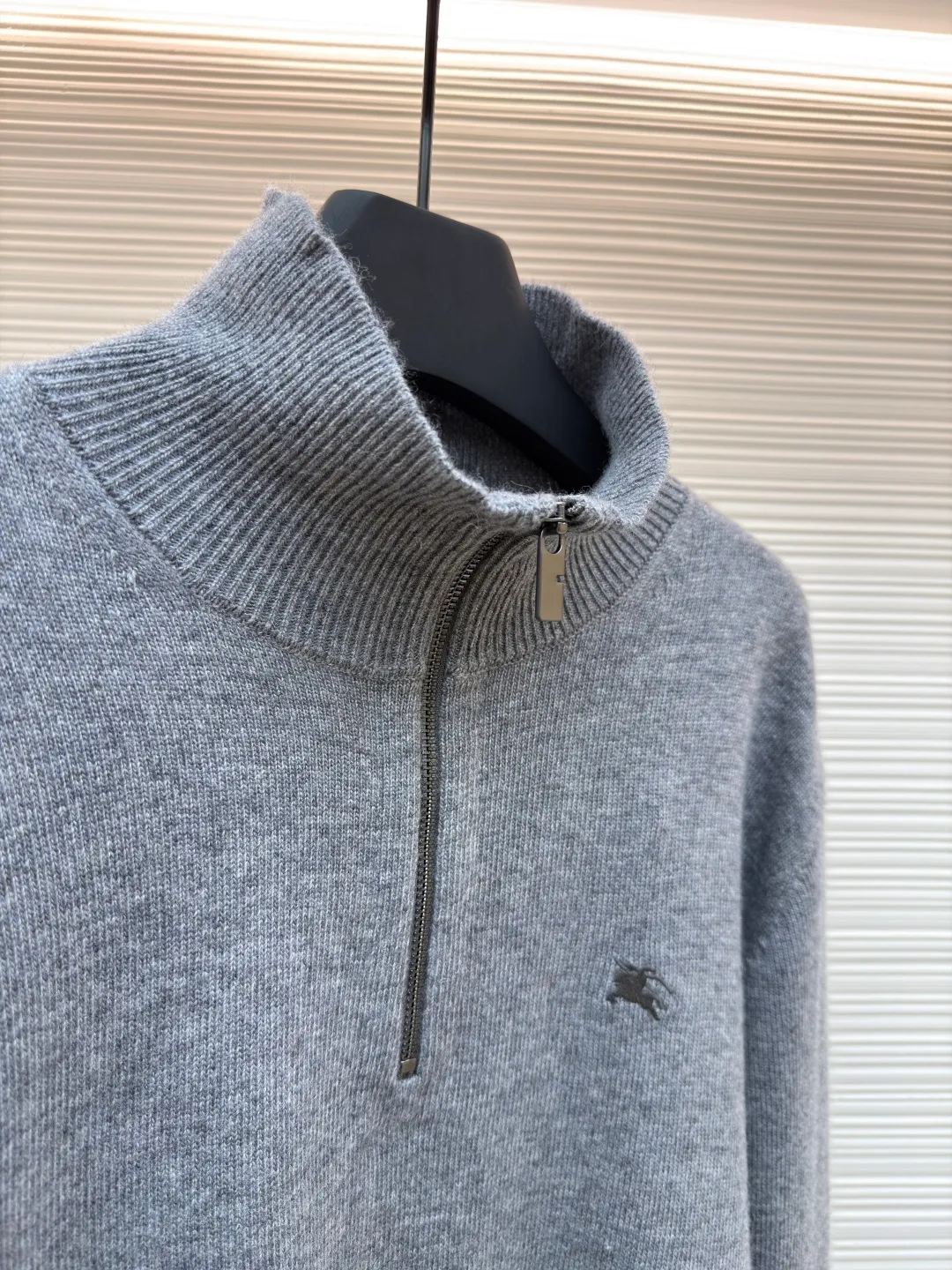 Burberry embroidered half-zip turtleneck sweater ●Original version: Purchased and developed by 4722 ●Item number: 1681784-B25 ●Fabric: wool blended fabric ●Technology: knitted production ●Color: gray ●Version: fitted version ●Weight: about 550 grams ●Size: S-M-L-XL ●Description: cashmere is used as the main body to dominate the feel, warmth and lightness of the fabric, while providing an unparalleled wearing experience. A small amount of polyamide and Lycra are added to enhance the overall durability and pilling resistance. An invisible support network is woven into the soft cashmere, and it also has a certain amount of elasticity to better fit the curves of the human body and allow it to be retracted and retracted freely. Due to the characteristics of the sweater fabric, it is stretched just right when stretching the frame, and then a hot-melt liner is used under the wool fabric piece to provide it with a certain temporary stable support to prevent it from shrinking after removal, causing pattern distortion, wrinkles and stitch dents. The high-precision calculation program system of the computer embroidery machine controls the movement of the embroidery frame in the X/Y direction, while the needle shuttles up and down, embroidering according to the set path, automatically completing thread trimming, thread jumping and other actions to form a stitch track, automatically adjusting the upper and lower thread tension to ensure that the stitches are smooth and free of floating threads, forming a war horse pattern with an error of ±0.1mm. Add detergent and preliminarily rinse the bulk goods at a water temperature of about 35 degrees to remove impurities during the production process, and then use protease to gently digest the hairiness on the surface to reduce the tendency of pilling from the root, improve the hand feel, retain softness, and eliminate irritation. After the final dehydration and drying process, the overall wiring is straight and delicate, the fabric is comfortable and soft, and the color is consistent without color difference. It can be matched with the same style to create a fashionable look and control various occasions. Customized accessories, complete with three standards, same style for men and women!