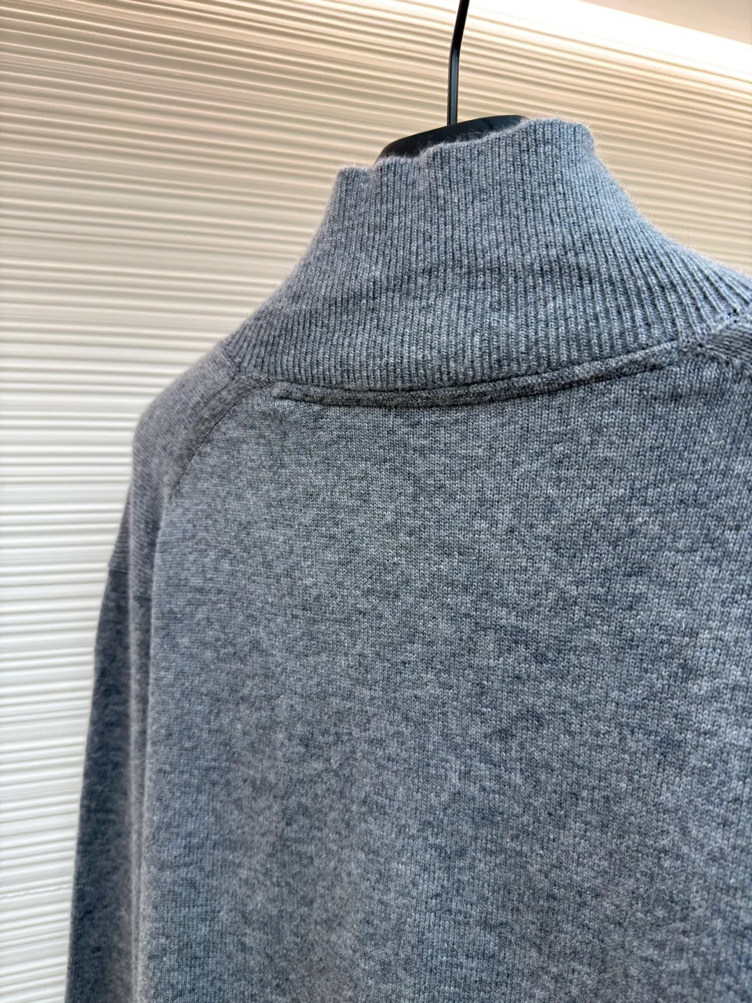 Burberry embroidered half-zip turtleneck sweater ●Original version: Purchased and developed by 4722 ●Item number: 1681784-B25 ●Fabric: wool blended fabric ●Technology: knitted production ●Color: gray ●Version: fitted version ●Weight: about 550 grams ●Size: S-M-L-XL ●Description: cashmere is used as the main body to dominate the feel, warmth and lightness of the fabric, while providing an unparalleled wearing experience. A small amount of polyamide and Lycra are added to enhance the overall durability and pilling resistance. An invisible support network is woven into the soft cashmere, and it also has a certain amount of elasticity to better fit the curves of the human body and allow it to be retracted and retracted freely. Due to the characteristics of the sweater fabric, it is stretched just right when stretching the frame, and then a hot-melt liner is used under the wool fabric piece to provide it with a certain temporary stable support to prevent it from shrinking after removal, causing pattern distortion, wrinkles and stitch dents. The high-precision calculation program system of the computer embroidery machine controls the movement of the embroidery frame in the X/Y direction, while the needle shuttles up and down, embroidering according to the set path, automatically completing thread trimming, thread jumping and other actions to form a stitch track, automatically adjusting the upper and lower thread tension to ensure that the stitches are smooth and free of floating threads, forming a war horse pattern with an error of ±0.1mm. Add detergent and preliminarily rinse the bulk goods at a water temperature of about 35 degrees to remove impurities during the production process, and then use protease to gently digest the hairiness on the surface to reduce the tendency of pilling from the root, improve the hand feel, retain softness, and eliminate irritation. After the final dehydration and drying process, the overall wiring is straight and delicate, the fabric is comfortable and soft, and the color is consistent without color difference. It can be matched with the same style to create a fashionable look and control various occasions. Customized accessories, complete with three standards, same style for men and women!