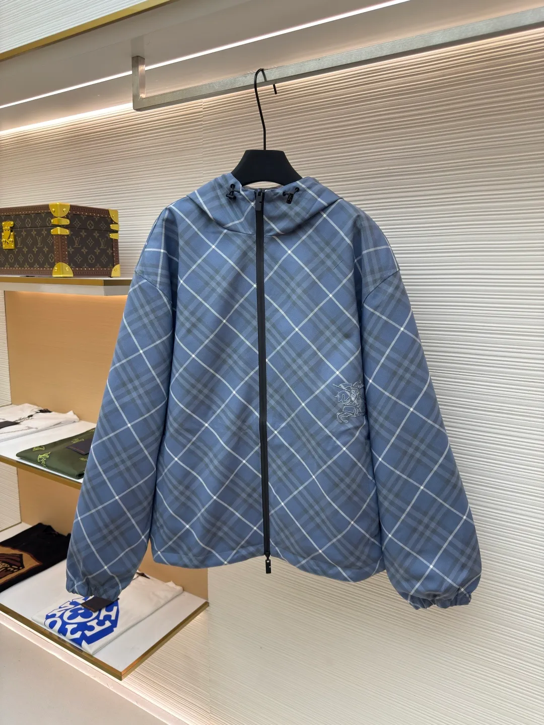 BURBERRY blue diagonal pattern embroidered reversible jacket ●Authentic product: purchased and developed by 8090 ●Item number: 1680599-C10 ●Fabric: woven fabric ●Technology: Made on positioning cutting machine ●Version: fitted version ●Weight: about 800 grams ●Size: XS-S-M-L-XL ●Description: High-density woven fabric woven from 100% polyester fiber. It has the characteristics of high strength, anti-wrinkle and quick-drying. The high-density weave increases its durability and windproofness. It has good breathability and a subtle texture on the surface. The properties of the fabric make the appearance more crisp, the colors saturated, and the texture enhanced. The fabric made of 100% nylon fiber is known for its excellent wear resistance, excellent soft touch and relatively good elasticity. The relatively light quality makes the whole thing lighter and will not increase the burden of wearing due to the double-sided design. Use positioning cutting machine equipment to accurately cut fabrics, and improve overall quality through optical positioning and mechanical positioning. Ensure that every product meets the high standards of alignment. During the sewing process, the master will always ensure that each piece of fabric can be aligned and aligned after being connected, which also greatly increases the process time. The overall wiring is straight and delicate, the fabric is comfortable and soft, and the color is consistent without color difference. It can be matched with the same style to create a fashionable look and control various occasions. Customized accessories, complete with three standards, same style for men and women!