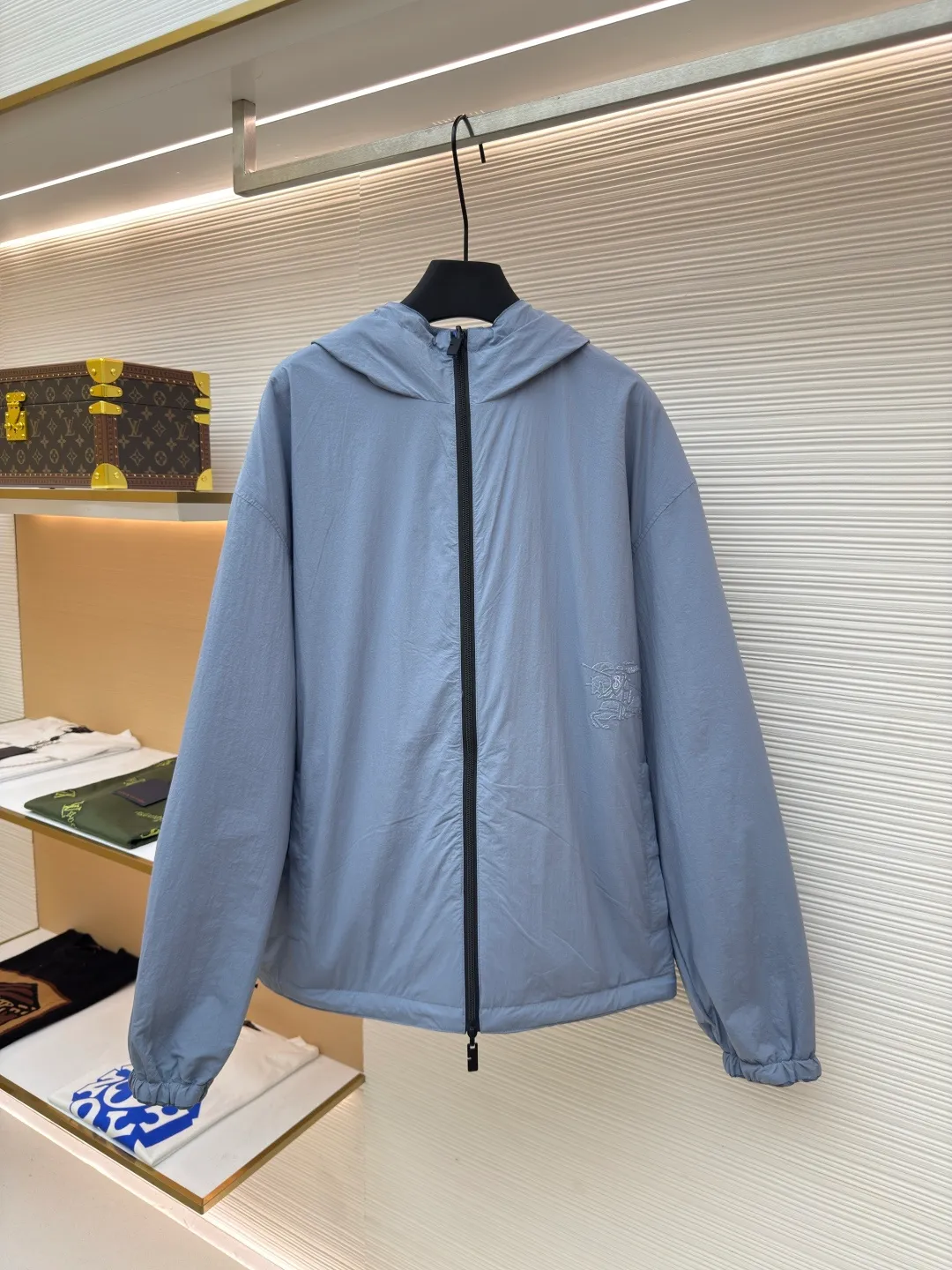 BURBERRY blue diagonal pattern embroidered reversible jacket ●Authentic product: purchased and developed by 8090 ●Item number: 1680599-C10 ●Fabric: woven fabric ●Technology: Made on positioning cutting machine ●Version: fitted version ●Weight: about 800 grams ●Size: XS-S-M-L-XL ●Description: High-density woven fabric woven from 100% polyester fiber. It has the characteristics of high strength, anti-wrinkle and quick-drying. The high-density weave increases its durability and windproofness. It has good breathability and a subtle texture on the surface. The properties of the fabric make the appearance more crisp, the colors saturated, and the texture enhanced. The fabric made of 100% nylon fiber is known for its excellent wear resistance, excellent soft touch and relatively good elasticity. The relatively light quality makes the whole thing lighter and will not increase the burden of wearing due to the double-sided design. Use positioning cutting machine equipment to accurately cut fabrics, and improve overall quality through optical positioning and mechanical positioning. Ensure that every product meets the high standards of alignment. During the sewing process, the master will always ensure that each piece of fabric can be aligned and aligned after being connected, which also greatly increases the process time. The overall wiring is straight and delicate, the fabric is comfortable and soft, and the color is consistent without color difference. It can be matched with the same style to create a fashionable look and control various occasions. Customized accessories, complete with three standards, same style for men and women!