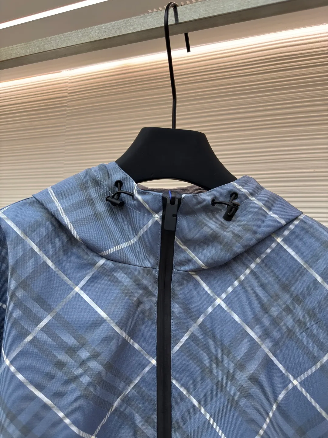BURBERRY blue diagonal pattern embroidered reversible jacket ●Authentic product: purchased and developed by 8090 ●Item number: 1680599-C10 ●Fabric: woven fabric ●Technology: Made on positioning cutting machine ●Version: fitted version ●Weight: about 800 grams ●Size: XS-S-M-L-XL ●Description: High-density woven fabric woven from 100% polyester fiber. It has the characteristics of high strength, anti-wrinkle and quick-drying. The high-density weave increases its durability and windproofness. It has good breathability and a subtle texture on the surface. The properties of the fabric make the appearance more crisp, the colors saturated, and the texture enhanced. The fabric made of 100% nylon fiber is known for its excellent wear resistance, excellent soft touch and relatively good elasticity. The relatively light quality makes the whole thing lighter and will not increase the burden of wearing due to the double-sided design. Use positioning cutting machine equipment to accurately cut fabrics, and improve overall quality through optical positioning and mechanical positioning. Ensure that every product meets the high standards of alignment. During the sewing process, the master will always ensure that each piece of fabric can be aligned and aligned after being connected, which also greatly increases the process time. The overall wiring is straight and delicate, the fabric is comfortable and soft, and the color is consistent without color difference. It can be matched with the same style to create a fashionable look and control various occasions. Customized accessories, complete with three standards, same style for men and women!