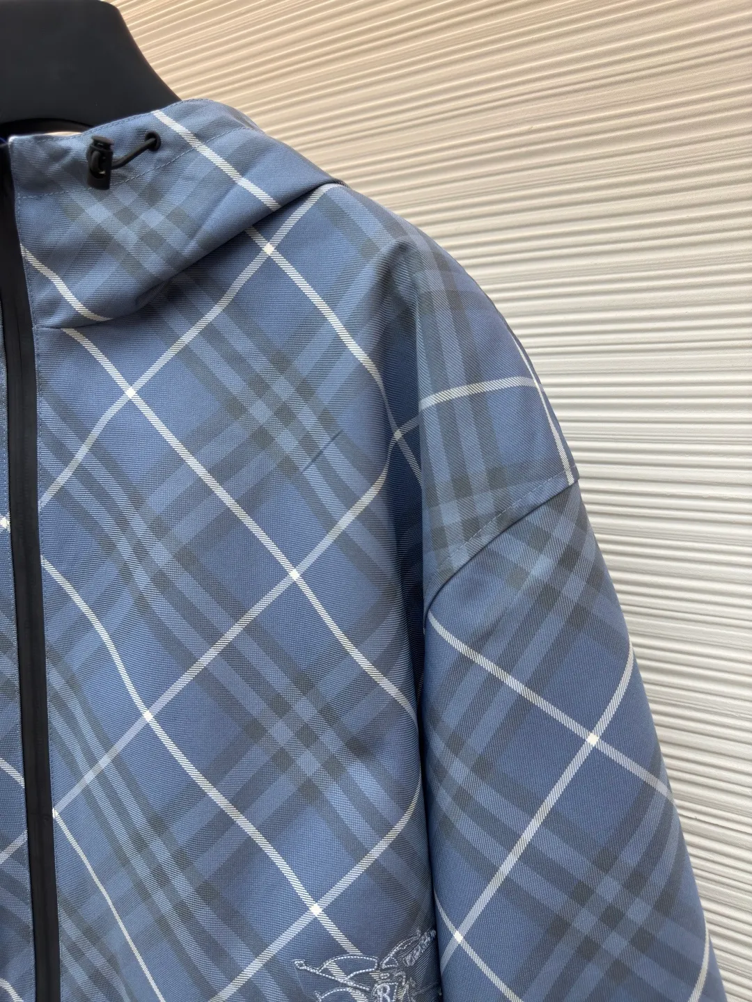 BURBERRY blue diagonal pattern embroidered reversible jacket ●Authentic product: purchased and developed by 8090 ●Item number: 1680599-C10 ●Fabric: woven fabric ●Technology: Made on positioning cutting machine ●Version: fitted version ●Weight: about 800 grams ●Size: XS-S-M-L-XL ●Description: High-density woven fabric woven from 100% polyester fiber. It has the characteristics of high strength, anti-wrinkle and quick-drying. The high-density weave increases its durability and windproofness. It has good breathability and a subtle texture on the surface. The properties of the fabric make the appearance more crisp, the colors saturated, and the texture enhanced. The fabric made of 100% nylon fiber is known for its excellent wear resistance, excellent soft touch and relatively good elasticity. The relatively light quality makes the whole thing lighter and will not increase the burden of wearing due to the double-sided design. Use positioning cutting machine equipment to accurately cut fabrics, and improve overall quality through optical positioning and mechanical positioning. Ensure that every product meets the high standards of alignment. During the sewing process, the master will always ensure that each piece of fabric can be aligned and aligned after being connected, which also greatly increases the process time. The overall wiring is straight and delicate, the fabric is comfortable and soft, and the color is consistent without color difference. It can be matched with the same style to create a fashionable look and control various occasions. Customized accessories, complete with three standards, same style for men and women!