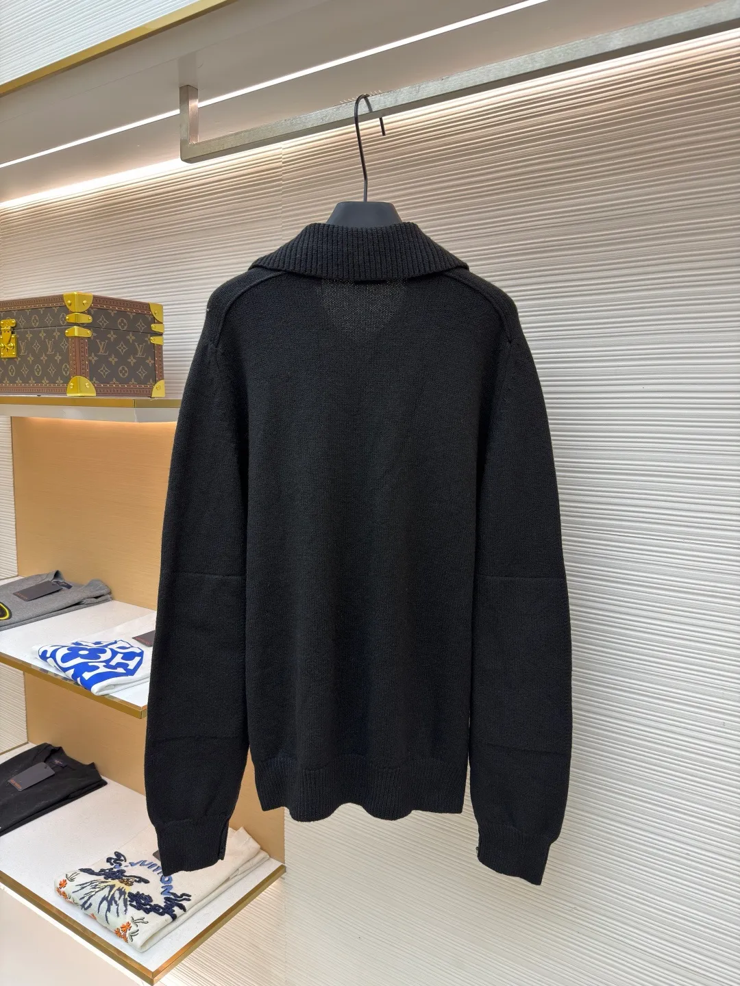 Burberry lapel rib knitted cashmere sweater ●Original version: purchased and developed by 11575 ●Item number: 1682226-B15 ●Fabric: wool blended fabric ●Technology: knitted ●Color: black ●Version: fitted version ●Weight: about 600 grams ●Size: S-M-L-XL ●Description: This black knitted cardigan is knitted with high-count worsted wool yarn. The main body is built using four-flat stitch technology, which gives the fabric good elasticity and shapeability, while forming a fine and tight texture. The ribbed lapel weaving process is used at the neckline, and a combination of different needle types is used to create a crisp collar profile. The rib structure can be freely expanded and contracted according to the wearing status to fit the neck line. The placket adopts inlaid buttonhole technology and is matched with matte resin buttons of the same color. The buttons and the body are fixed by hand-stitching, which is strong and beautiful. The brand logo patch on the lower side of the body is processed by a hot-pressing bonding process and fits seamlessly with the knitted fabric. The overall cut is a slightly loose shoulder-drop version, combined with three-dimensional darting technology, which ensures wearing comfort while creating clean lines. Every knitting node is manually inspected to ensure the uniformity and integrity of the knitted texture. The overall wiring is straight and delicate, the fabric is comfortable and soft, and the color is consistent without color difference. It can be matched with the same style to create a fashionable look and control various occasions. Customized accessories, complete with three standards, same style for men and women!