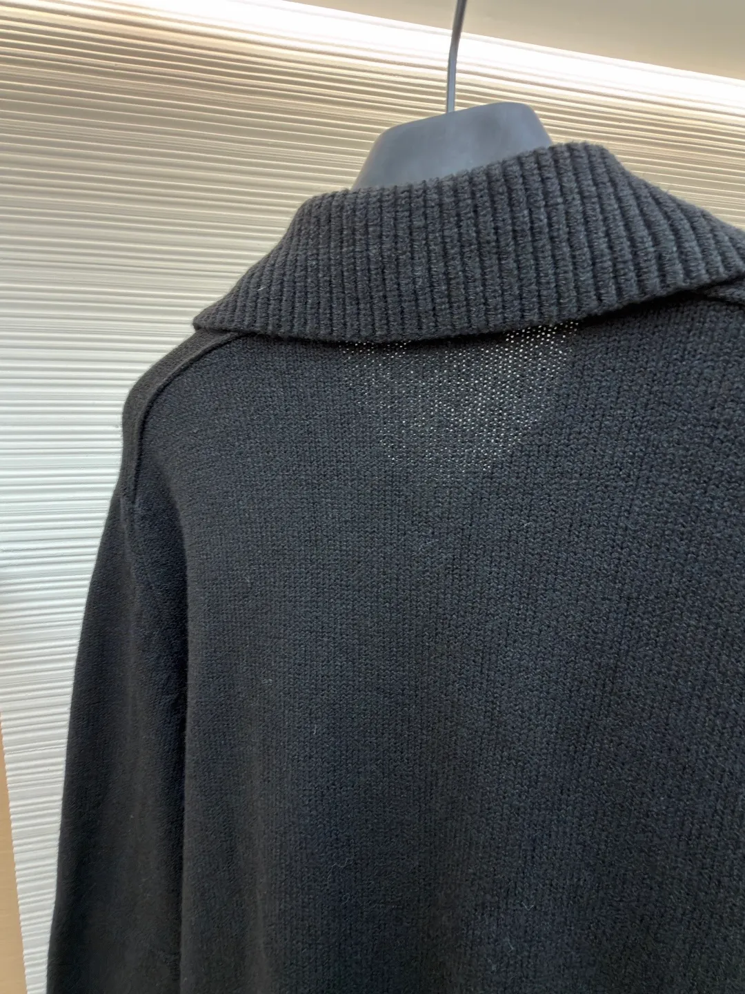 Burberry lapel rib knitted cashmere sweater ●Original version: purchased and developed by 11575 ●Item number: 1682226-B15 ●Fabric: wool blended fabric ●Technology: knitted ●Color: black ●Version: fitted version ●Weight: about 600 grams ●Size: S-M-L-XL ●Description: This black knitted cardigan is knitted with high-count worsted wool yarn. The main body is built using four-flat stitch technology, which gives the fabric good elasticity and shapeability, while forming a fine and tight texture. The ribbed lapel weaving process is used at the neckline, and a combination of different needle types is used to create a crisp collar profile. The rib structure can be freely expanded and contracted according to the wearing status to fit the neck line. The placket adopts inlaid buttonhole technology and is matched with matte resin buttons of the same color. The buttons and the body are fixed by hand-stitching, which is strong and beautiful. The brand logo patch on the lower side of the body is processed by a hot-pressing bonding process and fits seamlessly with the knitted fabric. The overall cut is a slightly loose shoulder-drop version, combined with three-dimensional darting technology, which ensures wearing comfort while creating clean lines. Every knitting node is manually inspected to ensure the uniformity and integrity of the knitted texture. The overall wiring is straight and delicate, the fabric is comfortable and soft, and the color is consistent without color difference. It can be matched with the same style to create a fashionable look and control various occasions. Customized accessories, complete with three standards, same style for men and women!
