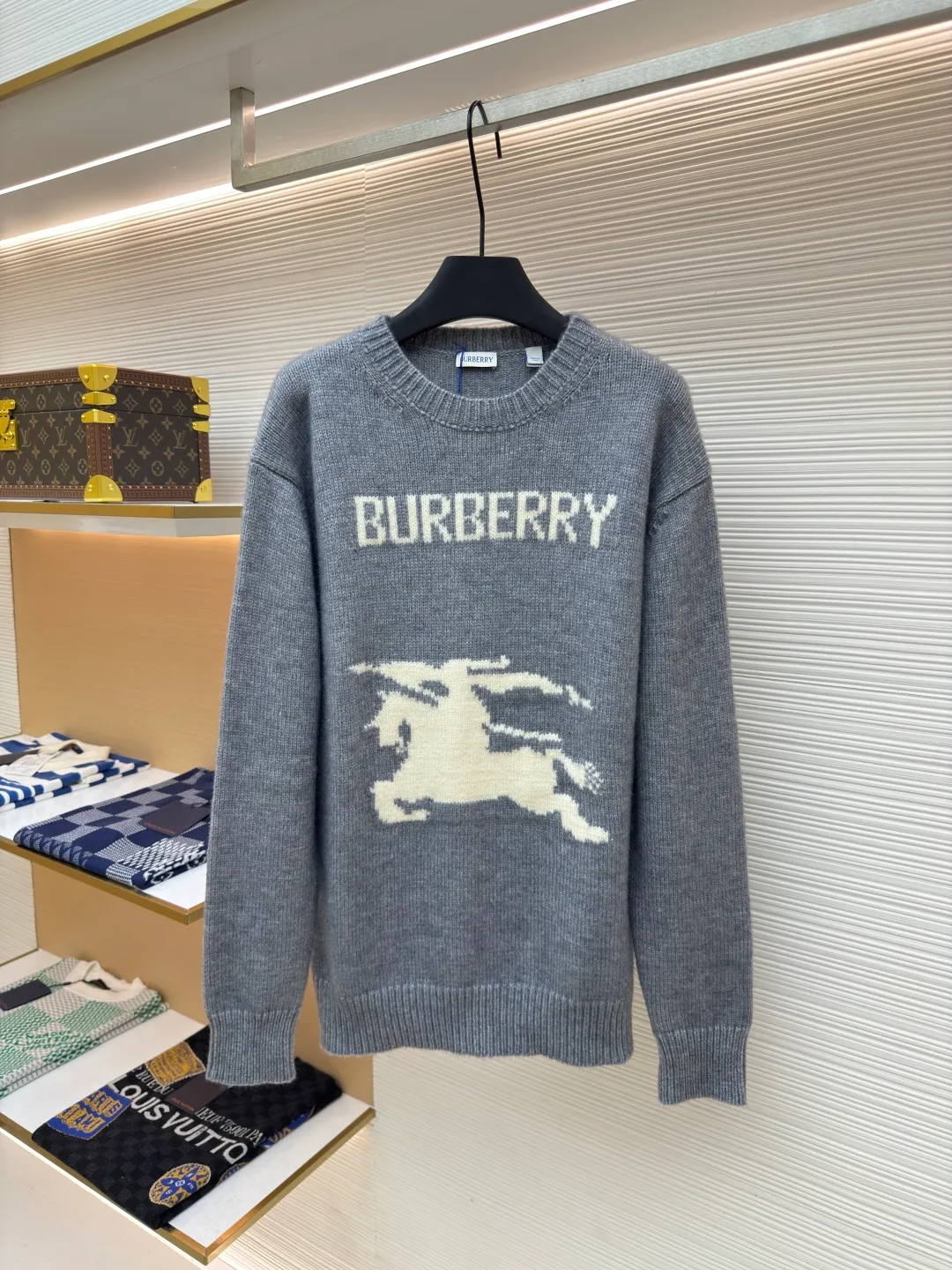 BURBERRY war horse jacquard sweater ●Authentic product: Purchased and developed by 4908 ●Item number: 1680451-A90 ●Fabric: wool fabric ●Technology: jacquard production ●Version: loose version ●Weight: about 635 grams ●Size: S-M-L-XL ●Description: Made of 80 wool, 20 cashmere. The fabrics are made of sheep's wool and wool with very high content, and the garments should be washed to remove impurities and sheep odor from the fabrics. The upper body effect is very supple and comfortable. The jacquard adopts the positive 7-knitting method, and the pattern lines are open-stitched. Each line shows the high-strength weaving method of imported machines. Knitted sweater in a soft wool and cashmere blend, crafted in an Italian workshop. The overall wiring is straight and delicate, the fabric is comfortable and soft, and the color is consistent without color difference. It can be matched with the same style to create a fashionable look and control various occasions. Customized accessories, complete with three standards, same style for men and women!
