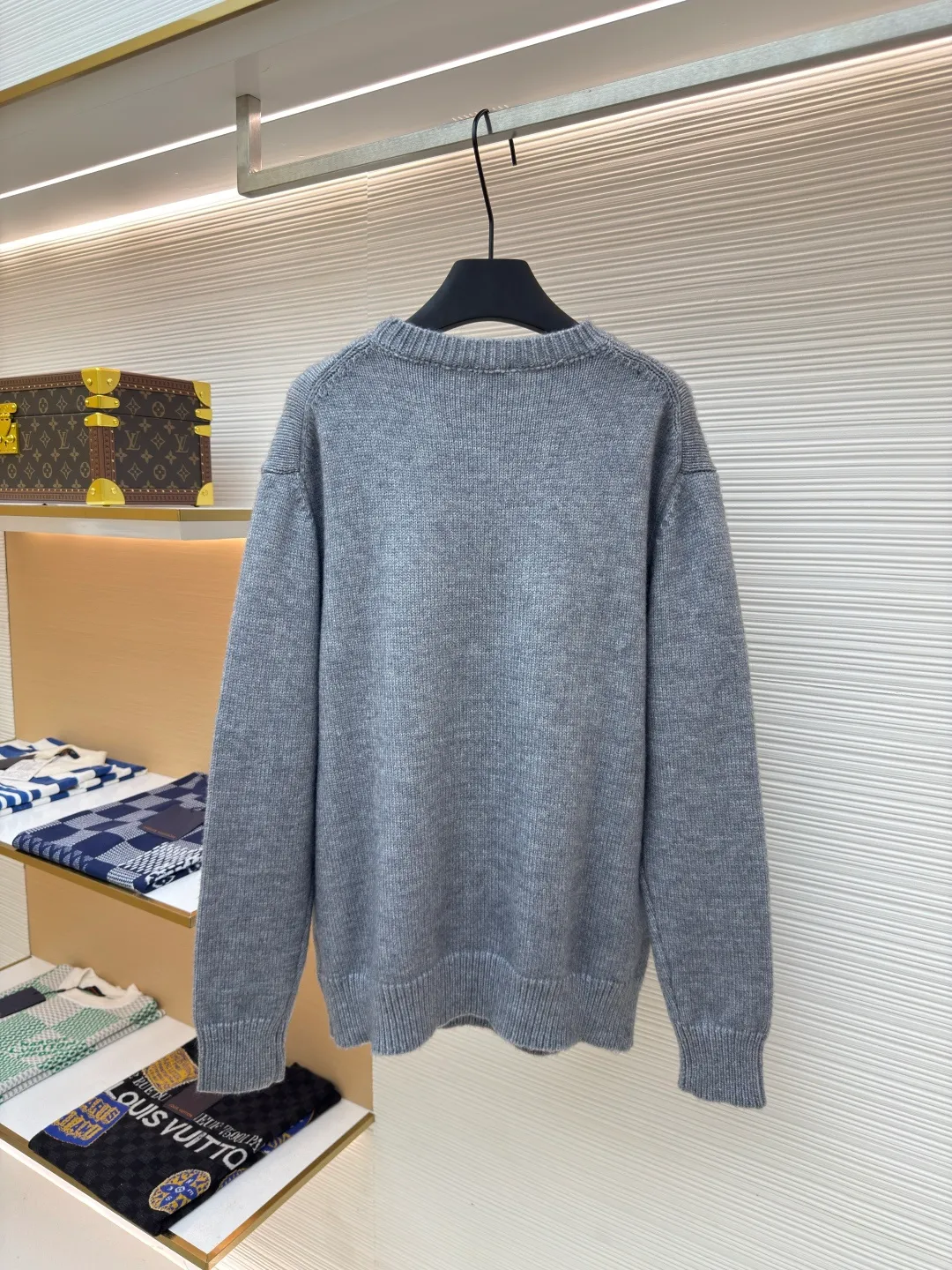 BURBERRY war horse jacquard sweater ●Authentic product: Purchased and developed by 4908 ●Item number: 1680451-A90 ●Fabric: wool fabric ●Technology: jacquard production ●Version: loose version ●Weight: about 635 grams ●Size: S-M-L-XL ●Description: Made of 80 wool, 20 cashmere. The fabrics are made of sheep's wool and wool with very high content, and the garments should be washed to remove impurities and sheep odor from the fabrics. The upper body effect is very supple and comfortable. The jacquard adopts the positive 7-knitting method, and the pattern lines are open-stitched. Each line shows the high-strength weaving method of imported machines. Knitted sweater in a soft wool and cashmere blend, crafted in an Italian workshop. The overall wiring is straight and delicate, the fabric is comfortable and soft, and the color is consistent without color difference. It can be matched with the same style to create a fashionable look and control various occasions. Customized accessories, complete with three standards, same style for men and women!